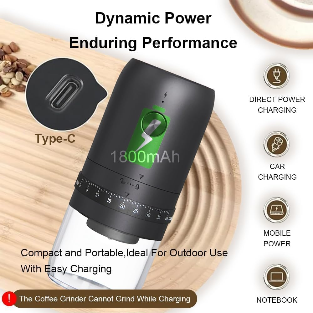 Tragbare schwarze Kaffeemühle mit Typ-C-Anschluss und 1800mAh Akku auf Holzuntergrund.