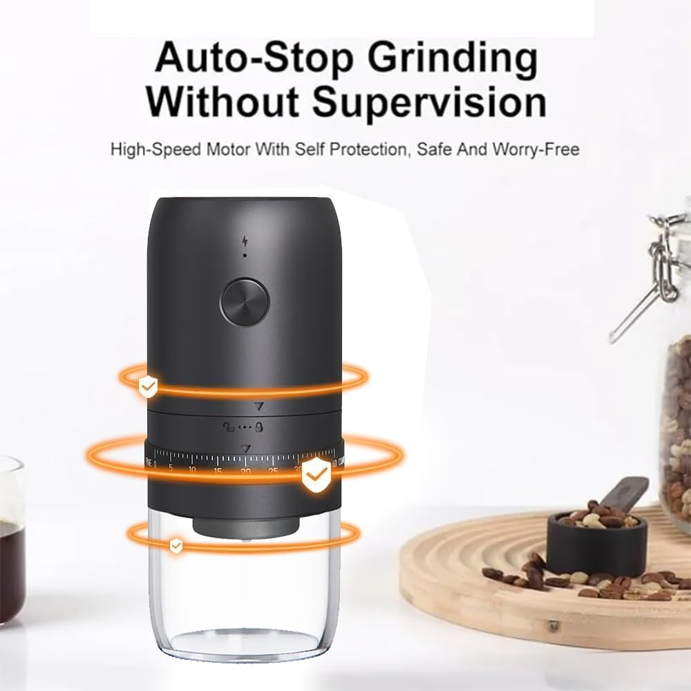 Eine schwarze elektrische Kaffeemühle mit durchsichtigem Behälter steht auf einer weißen Oberfläche neben Kaffeebohnen.
