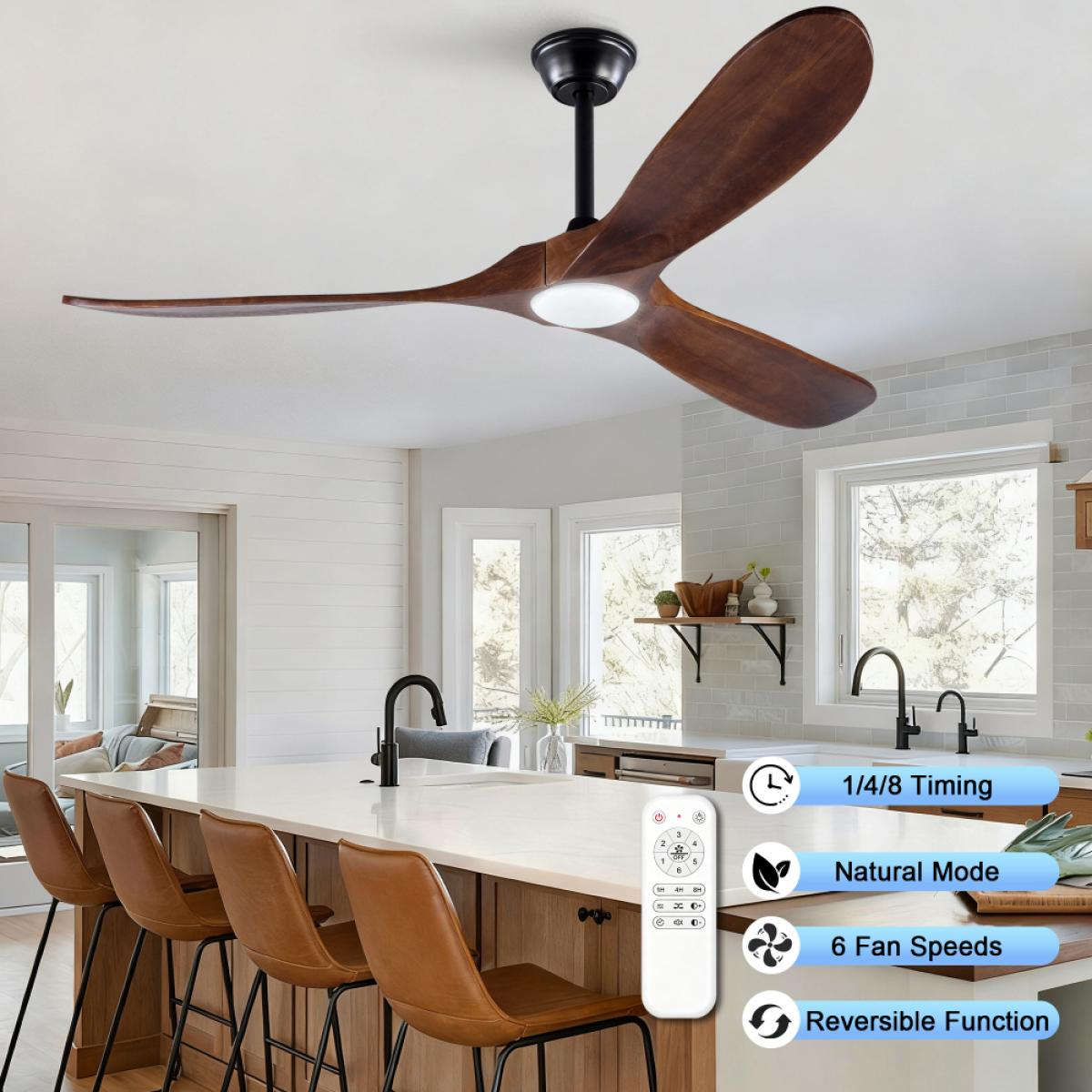 Moderne Deckenventilator mit drei Holzblättern und Licht, montiert in einer Küche mit heller Insel und Barhockern.