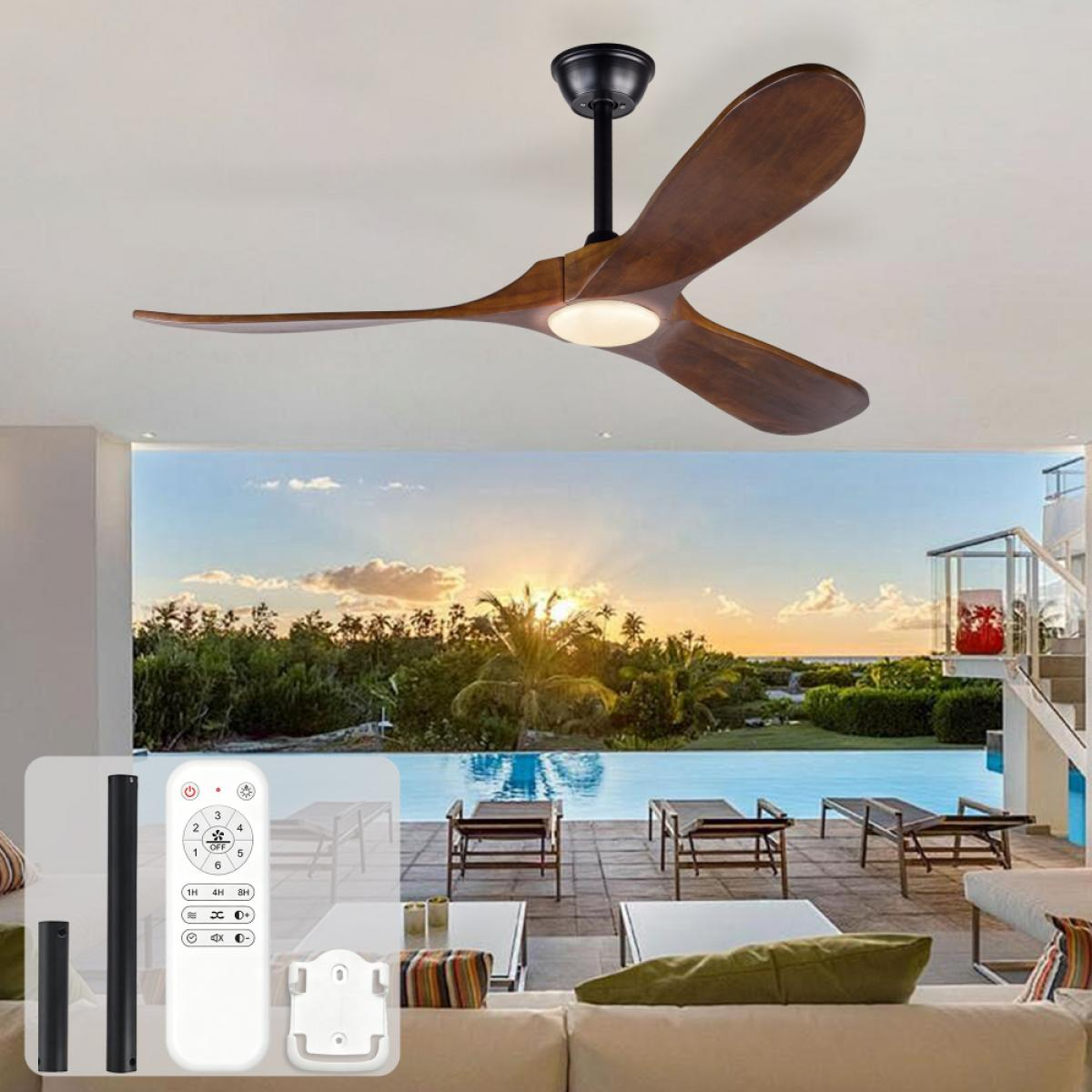 Ein hölzerner Deckenventilator mit drei Flügeln und integrierter Lampe in einem modernen Raum mit Blick auf den Pool.