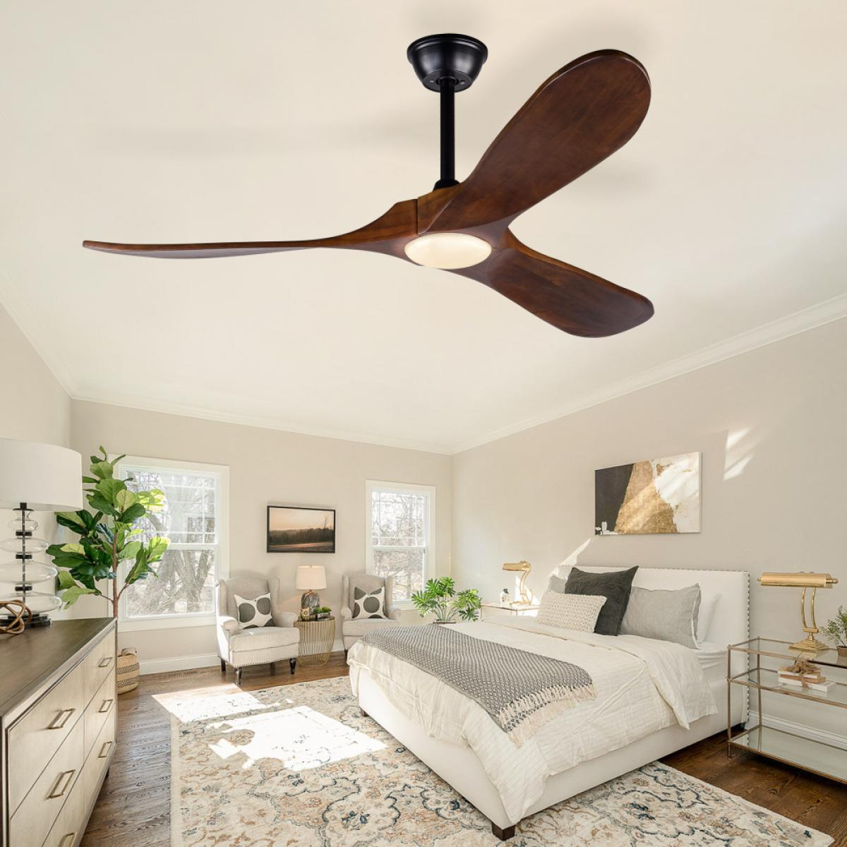 Ein moderner Deckenventilator mit dunklen Holzflügeln und einem zentralen Licht hängt in einem hellen Schlafzimmer.