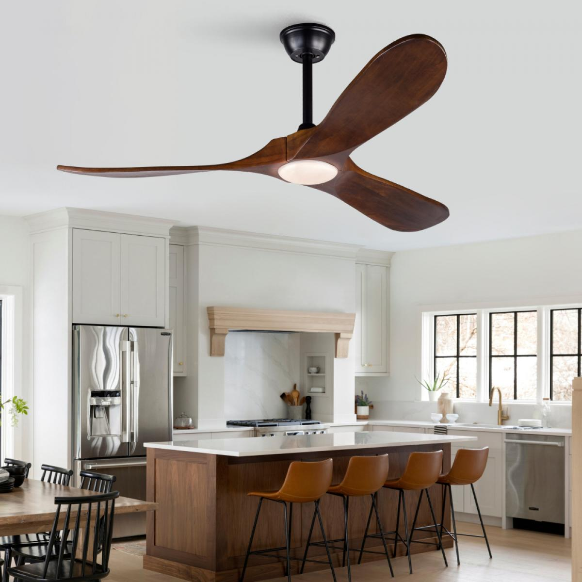 Moderne Deckenventilator mit drei Holzflügeln und integrierter Lampe in einer hellen Küche.