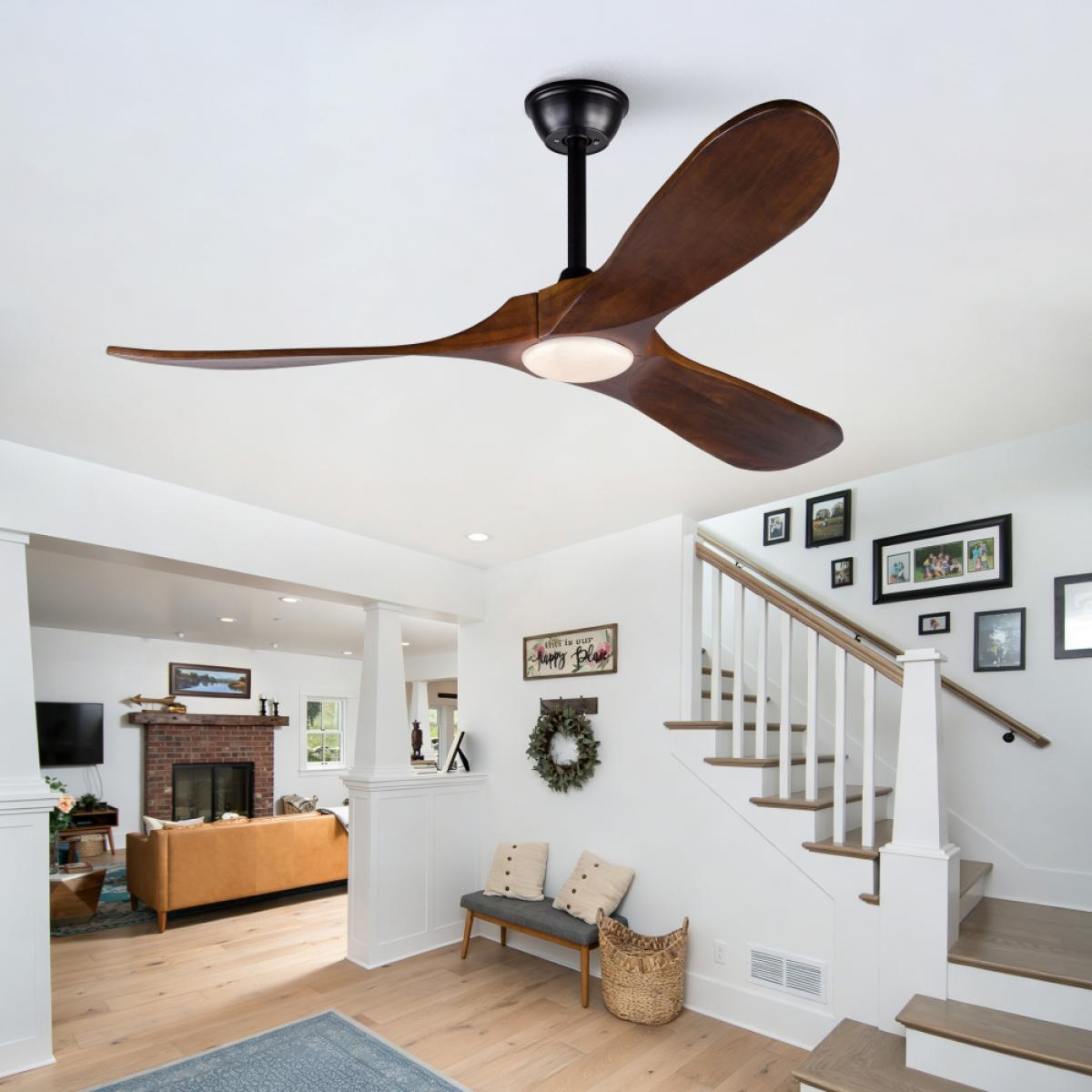 Moderne Deckenventilator mit Holzblättern in einem hellen, offenen Wohnbereich mit Treppe.