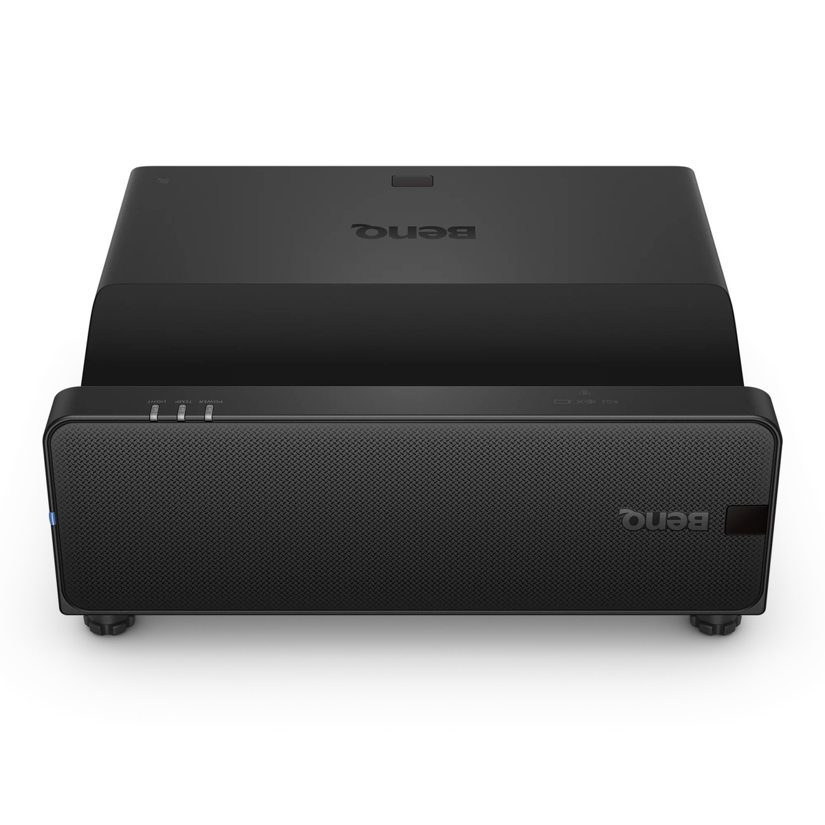 Ein schwarzer BenQ-Projektor mit Lautsprechergitter und Knöpfen vorne vor weißem Hintergrund.