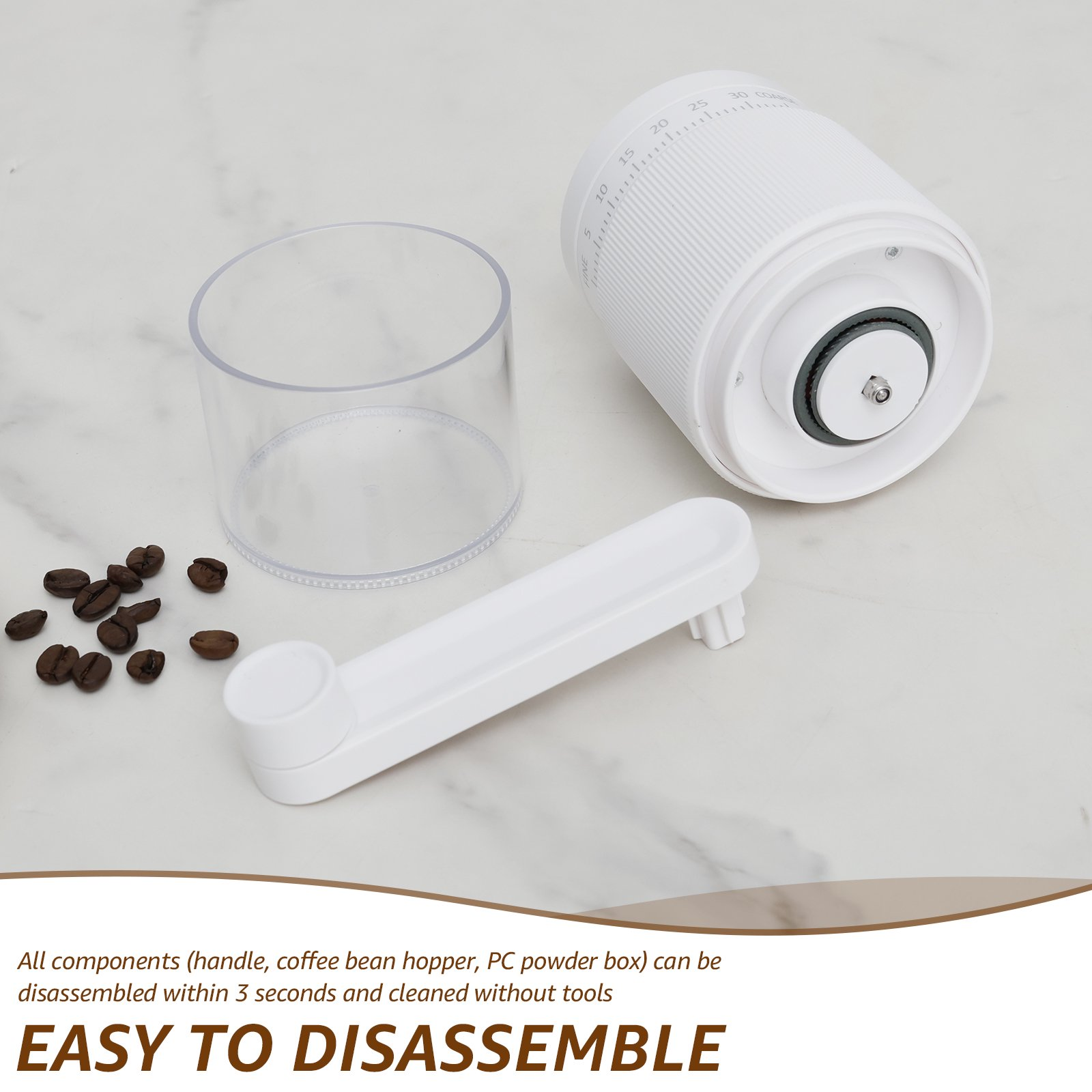 Zerlegte weiße Kaffeemühle mit Griff, Kaffeebohnen und klarem Behälter auf weißer Oberfläche.