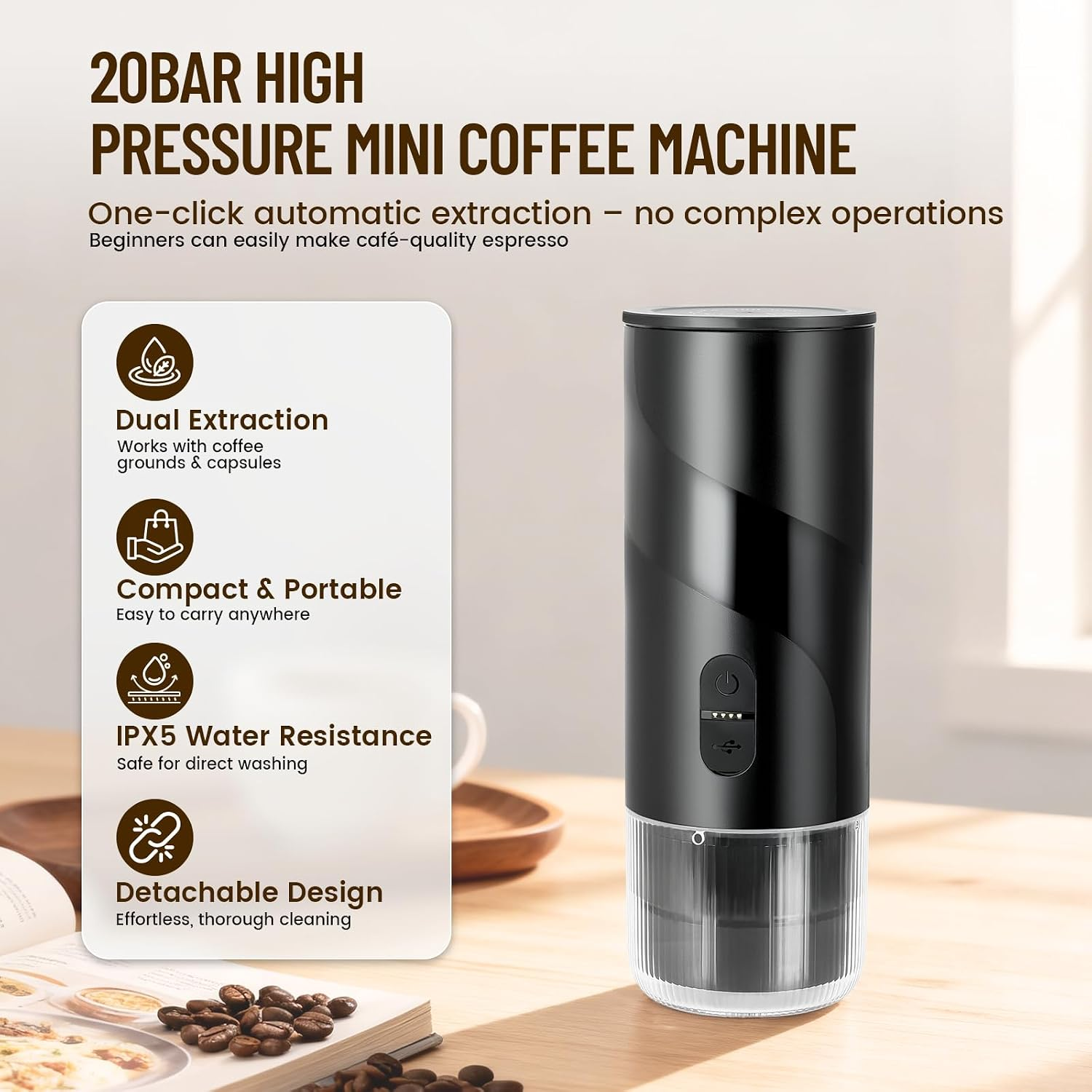 Eine schwarze Mini-Kaffeemaschine auf einem Holztisch mit Kaffeebohnen und Text über Funktionen.