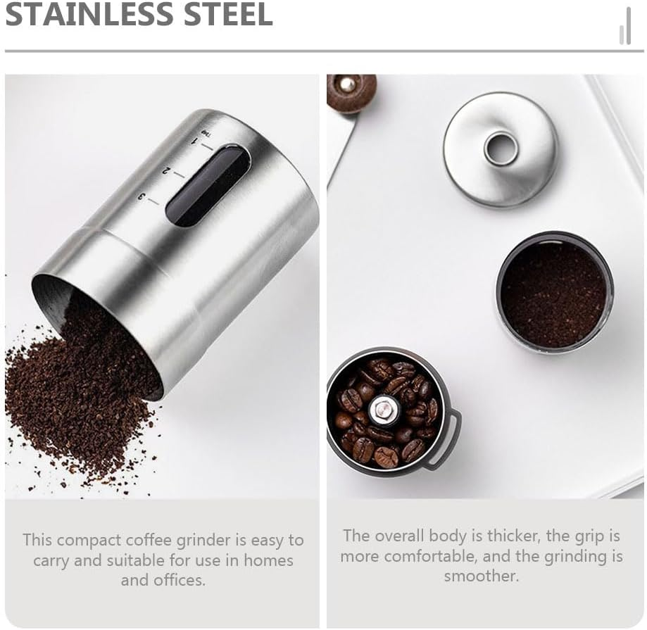 Edelstahl-Kaffeemühle mit Kaffeesatz und Bohnen, kompaktes Design für zu Hause und unterwegs.