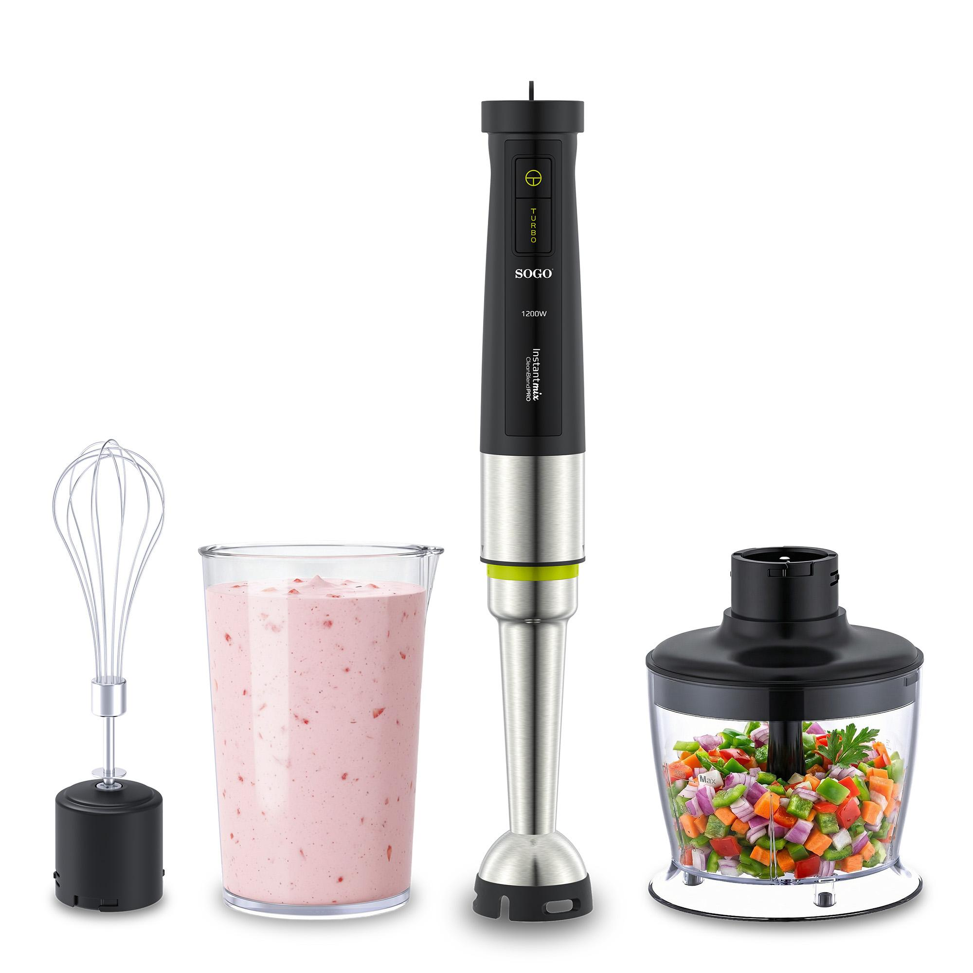 Un set di frullatore a immersione nero con accessori tra cui frusta, bicchiere con frullato rosa e tritatutto con verdure.