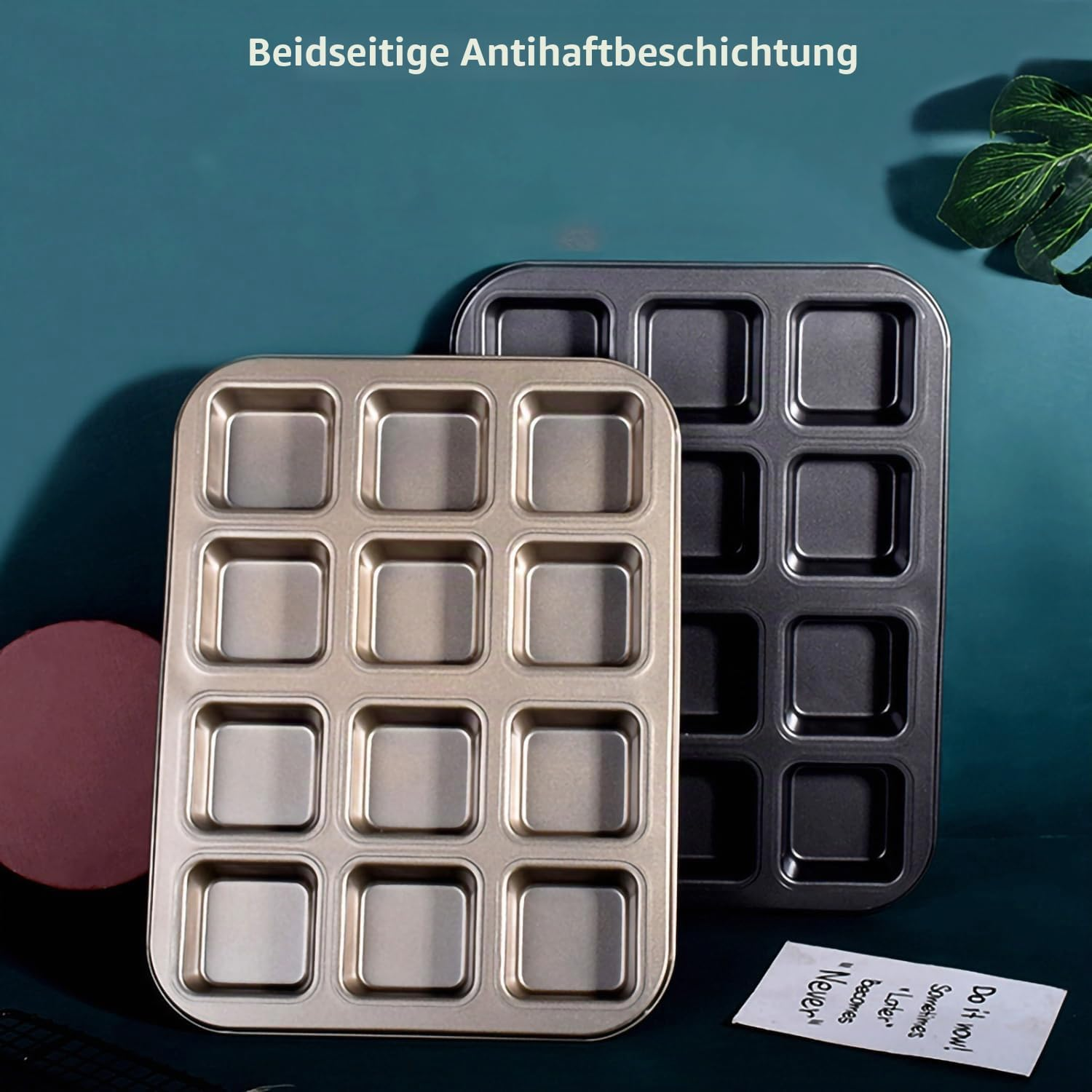 Zwei rechteckige Backformen mit zwölf quadratischen Mulden stehen auf einem tealblauen Untergrund mit Text.