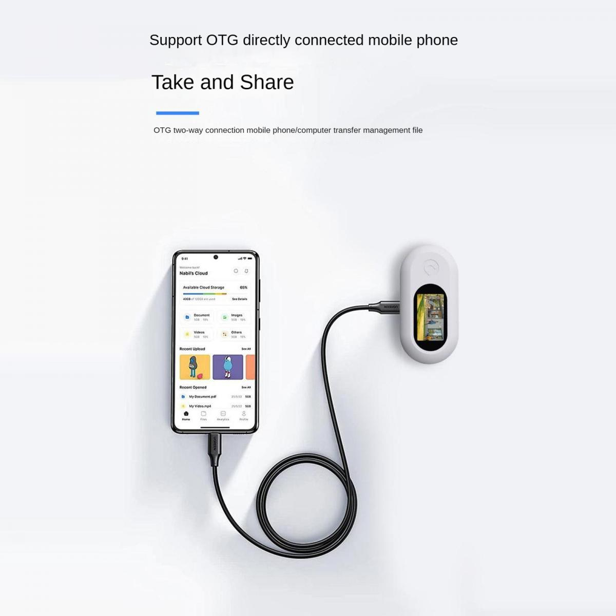 Ein Smartphone und ein weißes Gerät sind mit einem schwarzen Kabel verbunden, um Daten zu übertragen.