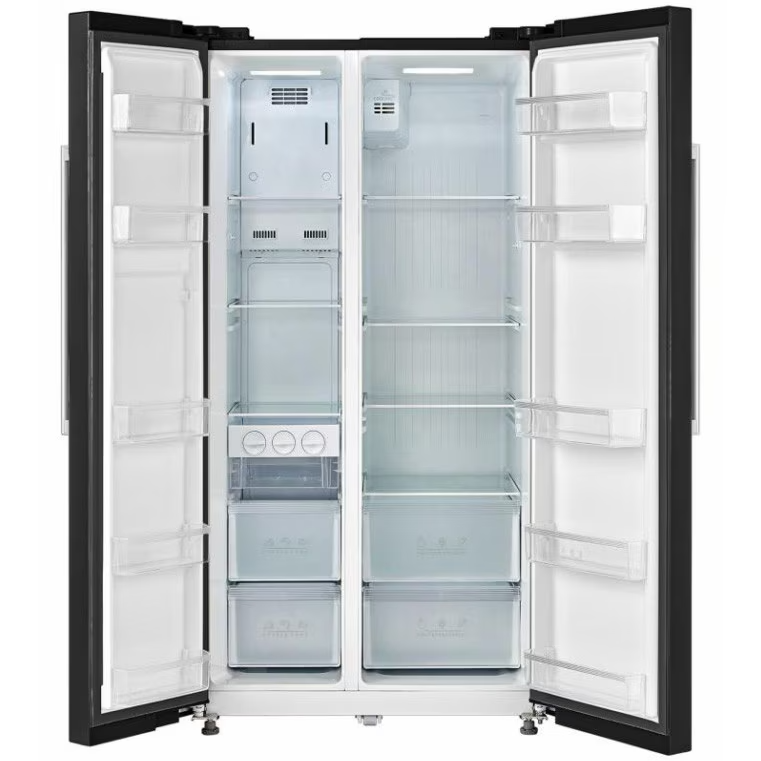Ein offener schwarzer Kühlschrank mit Doppeltür, leerem Innenraum und verstellbaren Regalen.