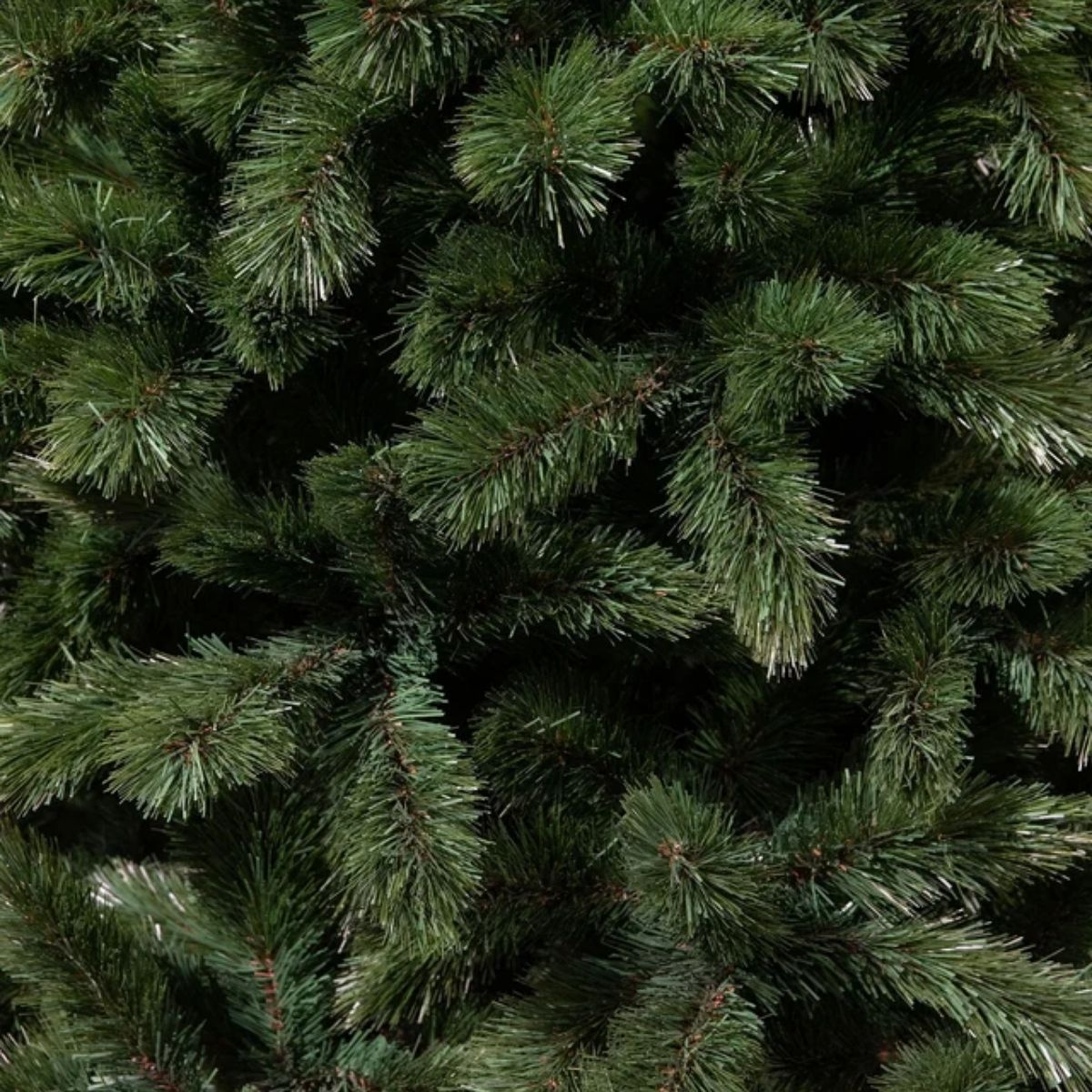 Dichte groene takken van een kunstkerstboom.