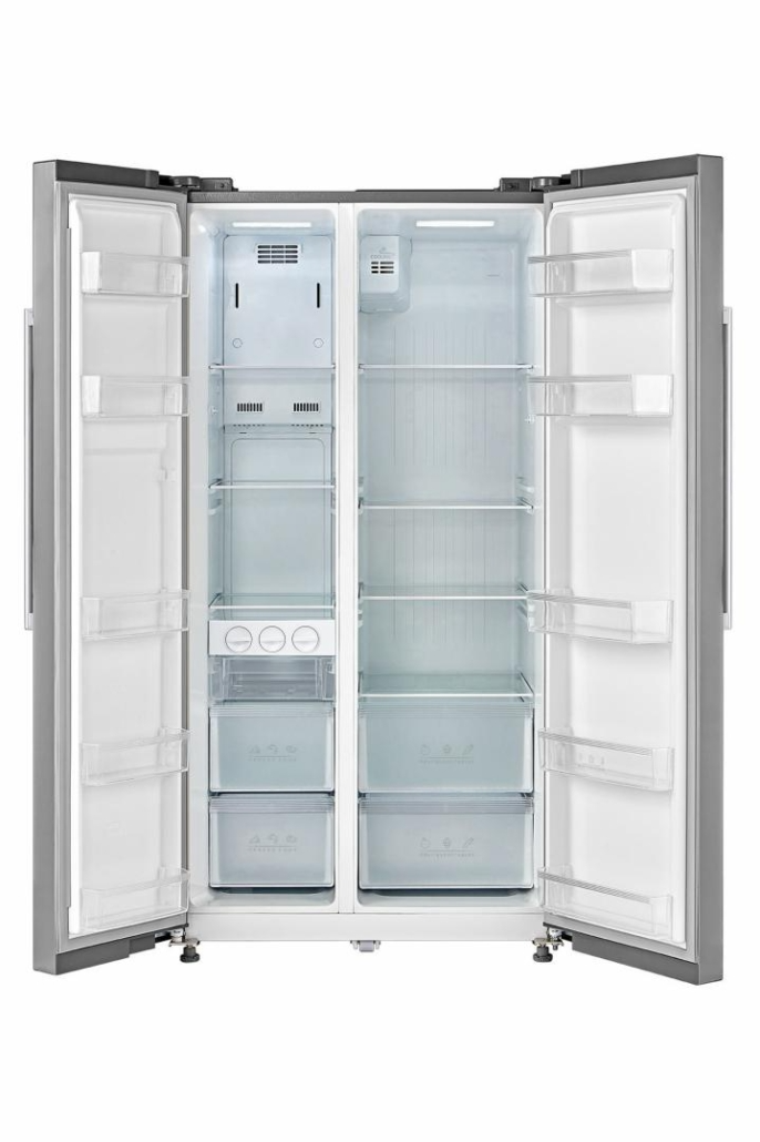 Ein offener, grauer Doppeltür-Kühlschrank mit Glasböden und Schubladen.