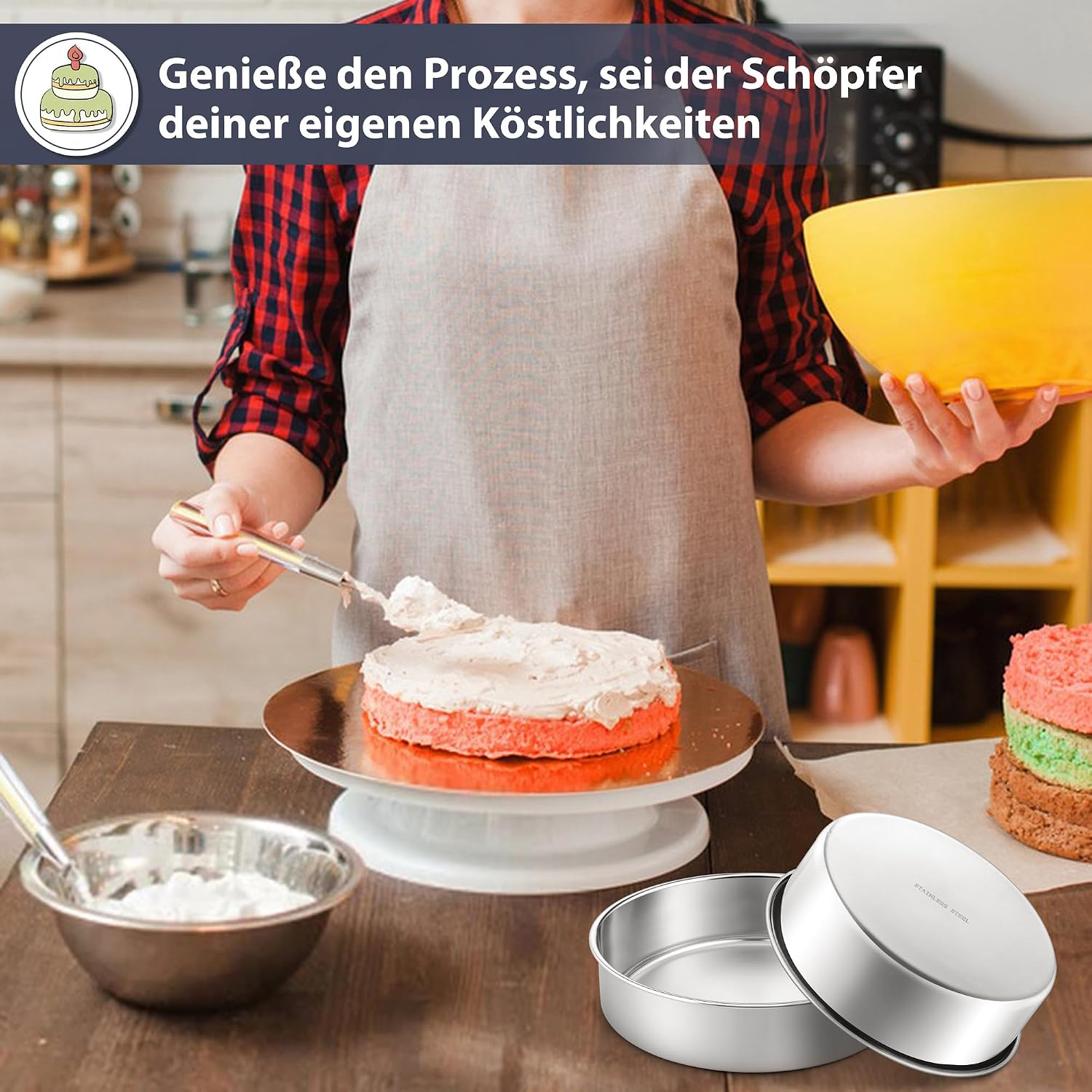 Bäcker in Schürzefrostet einen roten Kuchen auf einem Holzschreibtisch mit Schüsseln.