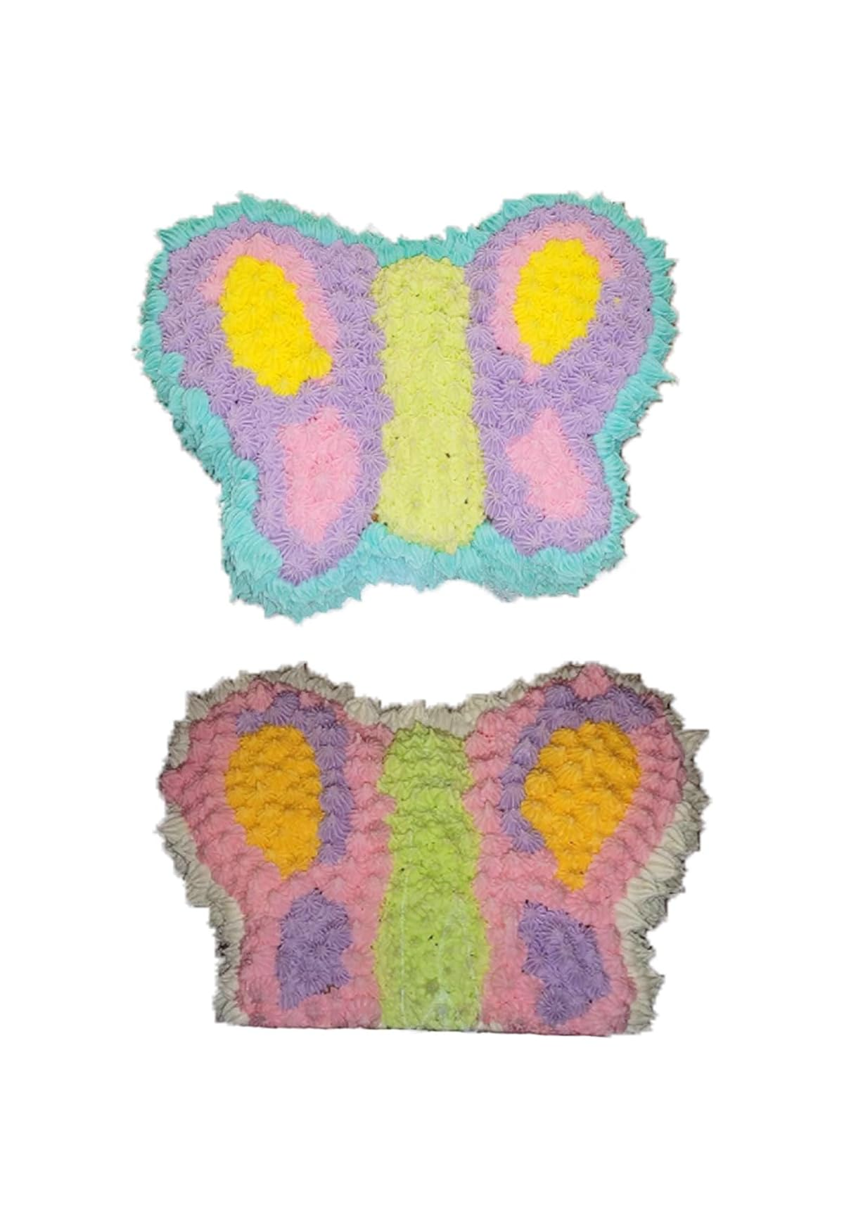 Zwei bunte schmetterlingsförmige Kuchen mit Pastellglasur auf weißem Hintergrund.