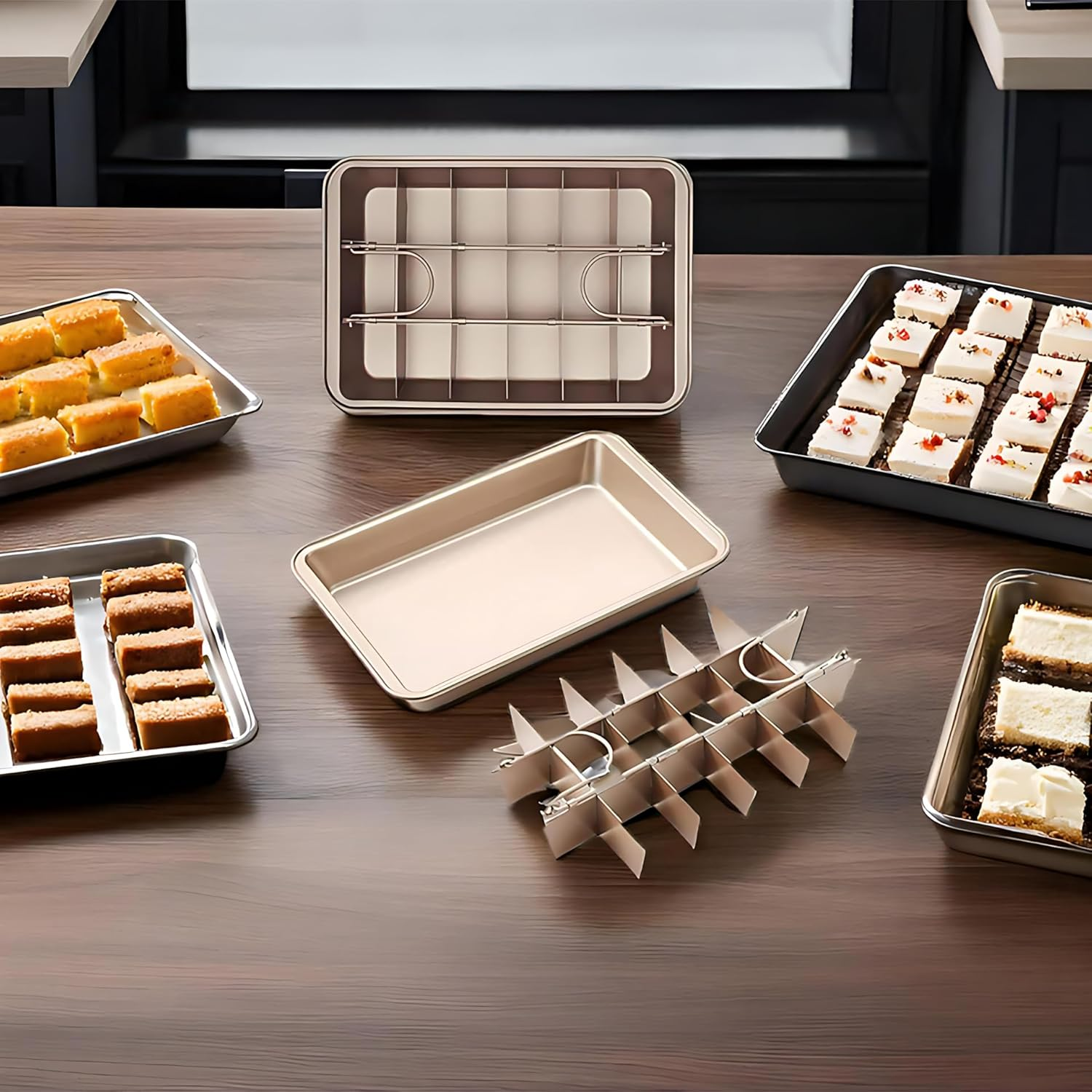 Backformen und Teiler auf Holztisch, umgeben von Tabletts mit Kuchen und Brownies.