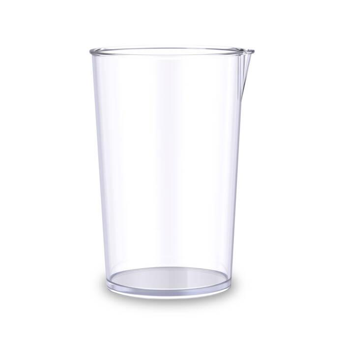 Un becher misuratore in plastica trasparente vuoto con un piccolo beccuccio su sfondo bianco.