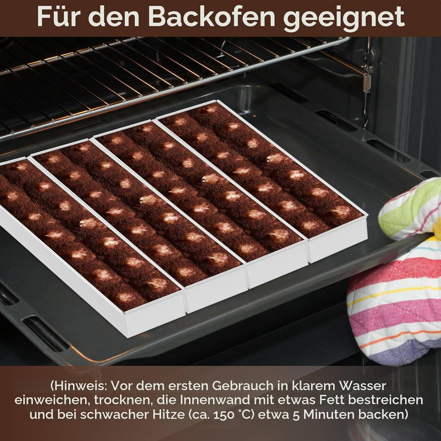 Vier Backformen mit Kuchenteig stehen auf einem Ofenblech im vorgeheizten Ofen.
