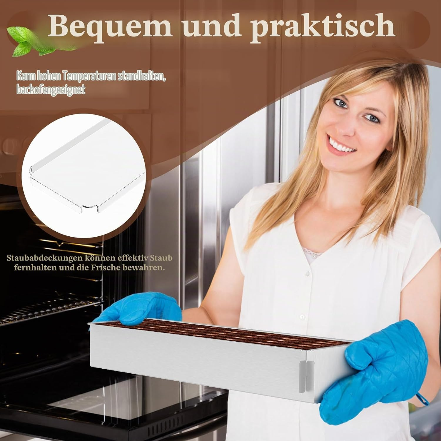 Eine Frau mit blauen Ofenhandschuhen hält eine Backform vor einem Ofen.