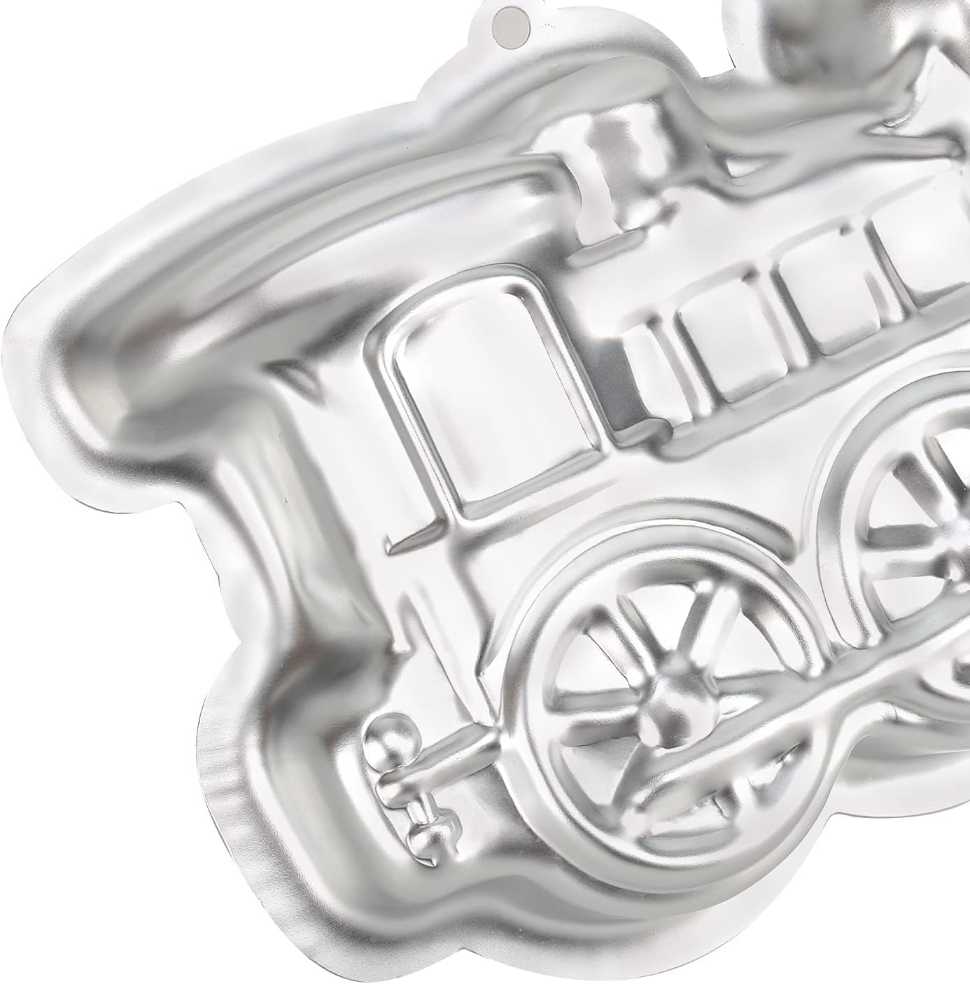 Eine silberne, zugförmige Backform aus Metall vor weißem Hintergrund.