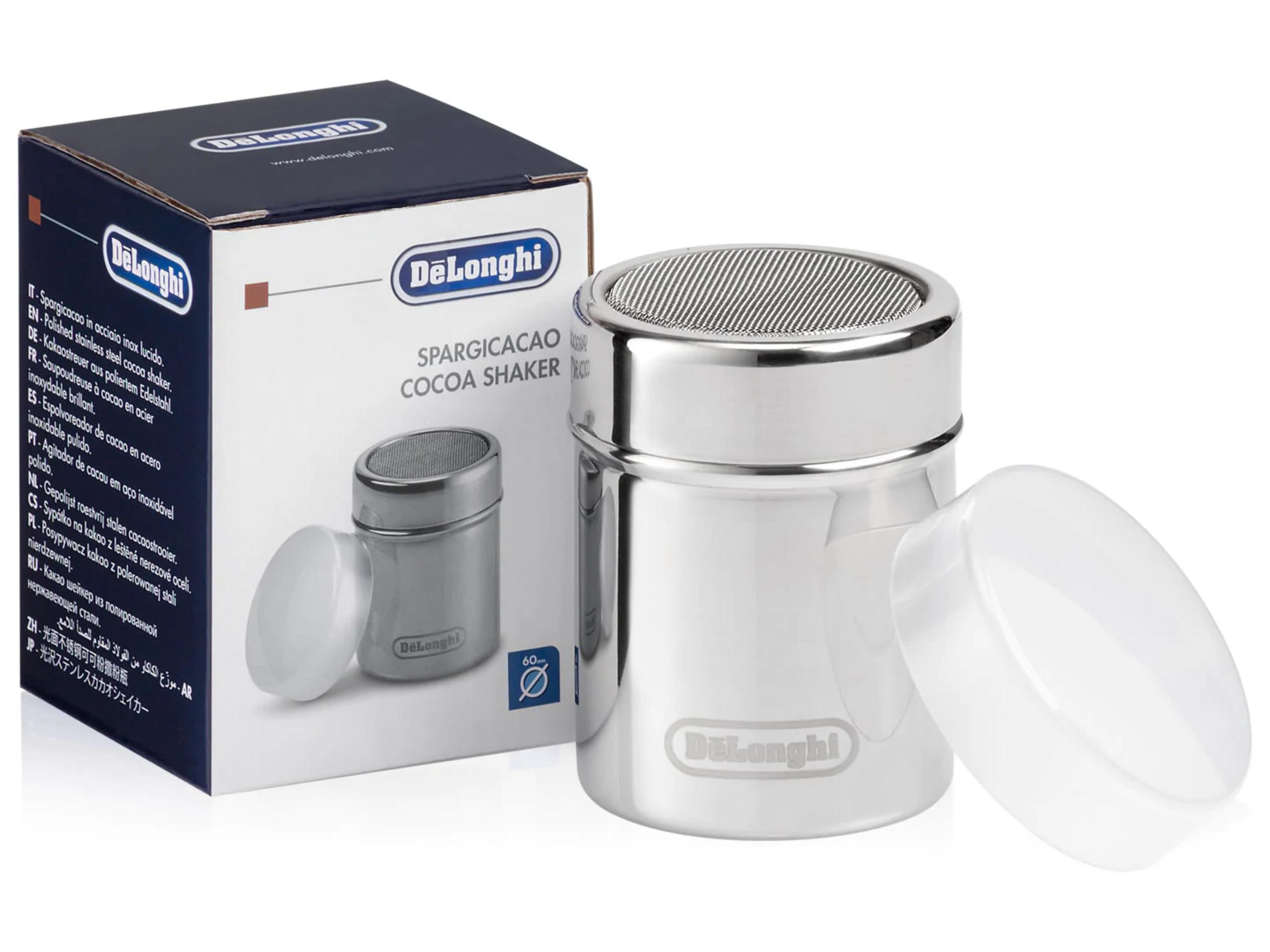 Ein Edelstahl-KakaoStreuer von DeLonghi neben der Produktbox mit einem durchsichtigen Plastikdeckel daneben.