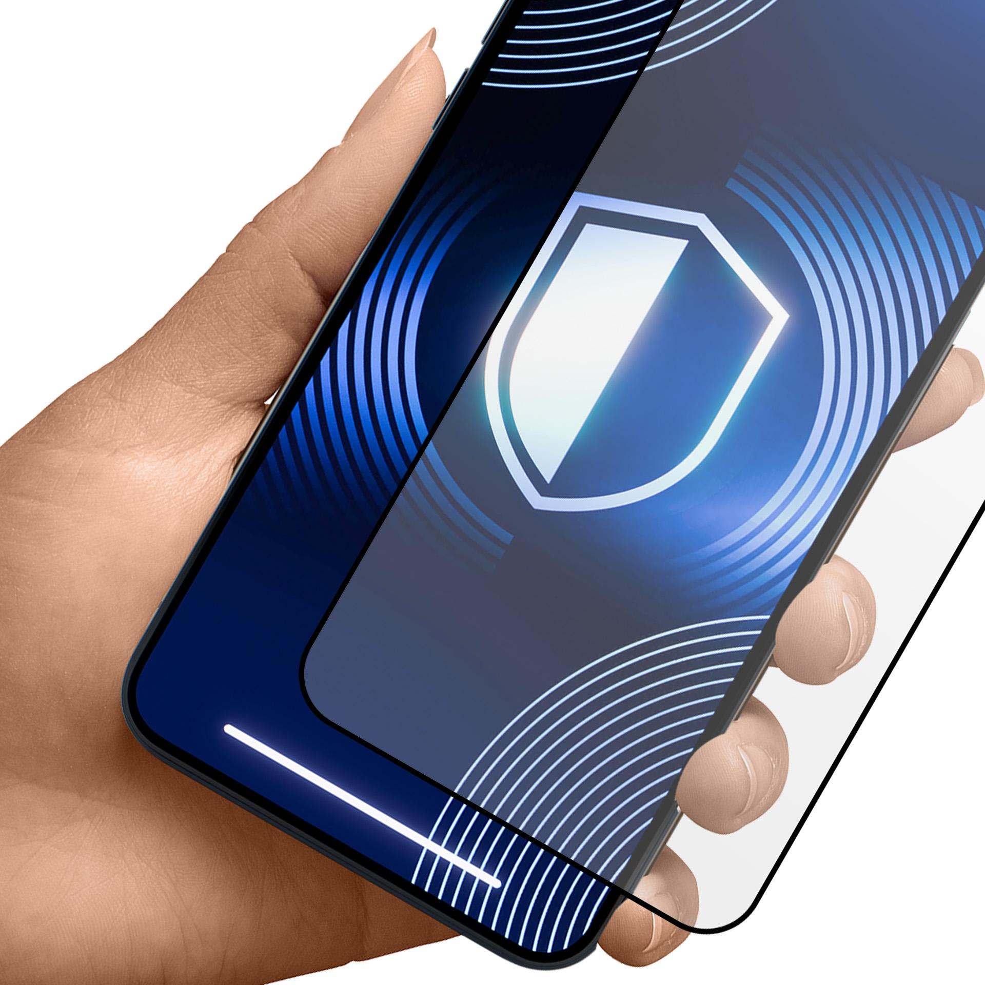 Una mano tiene uno smartphone che mostra uno schermo blu con l'icona di uno scudo bianco.
