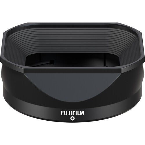 Schwarze Fujifilm Gegenlichtblende mit geripptem Innenprofil und weißem Logo.