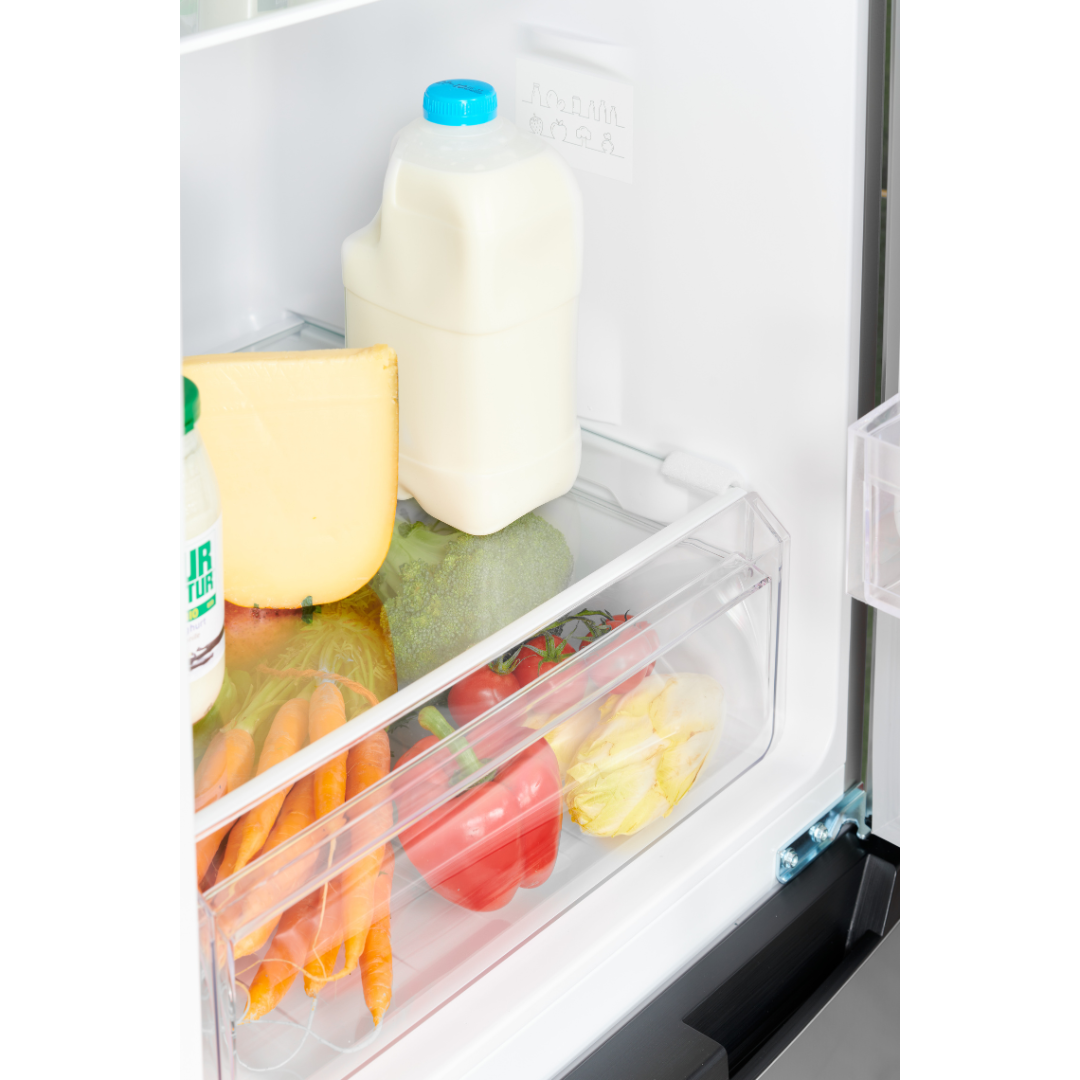 Intérieur d'un réfrigérateur ouvert avec une bouteille de lait, du fromage, du brocoli et un tiroir de légumes.