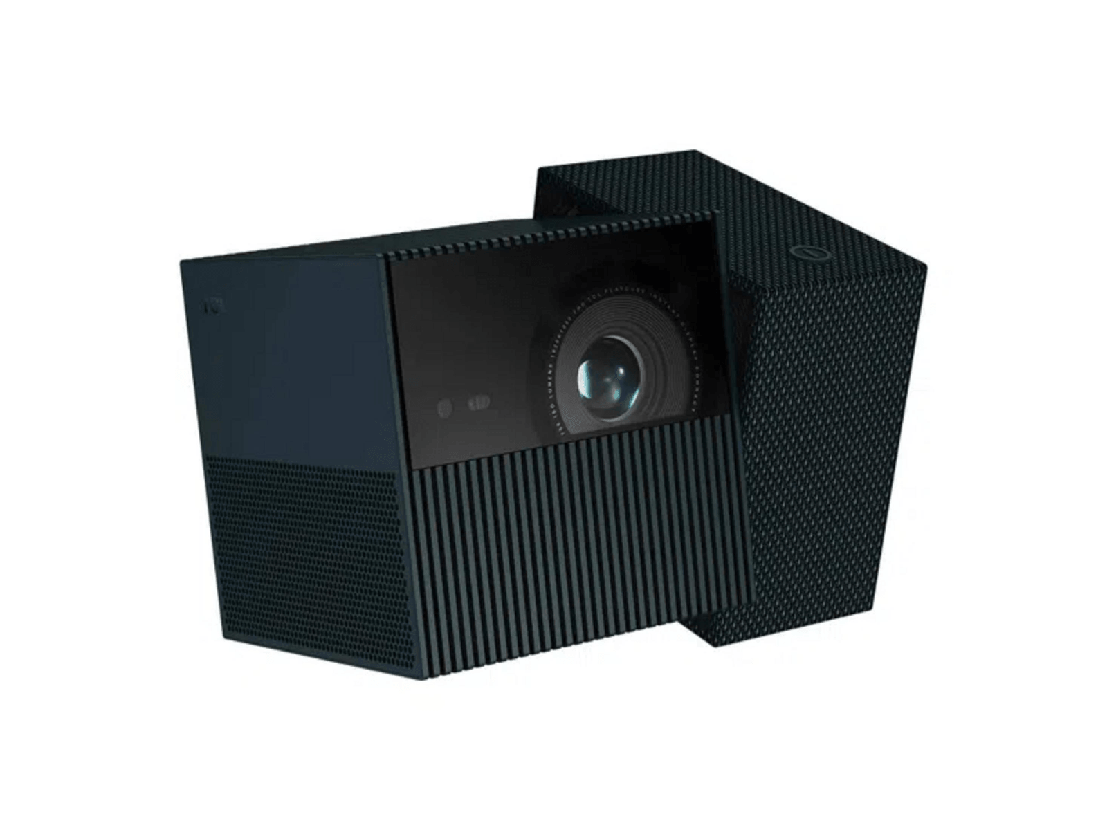 Un proyector rectangular negro con paneles acanalados y una lente prominente junto a una funda negra texturizada.