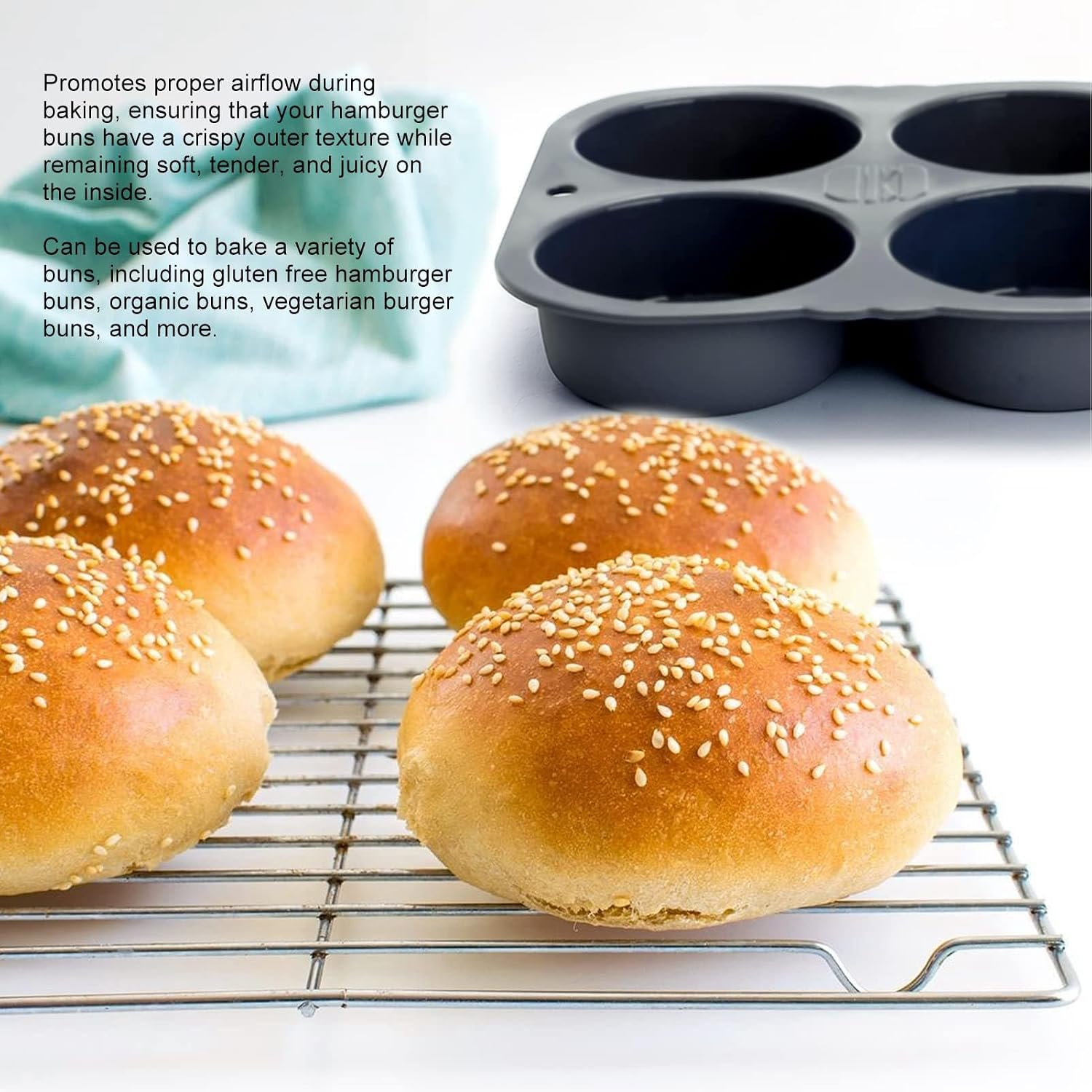 Vier Sesambrötchen auf einem Kuchengitter, mit grauer Silikonbackform und Text im Hintergrund.