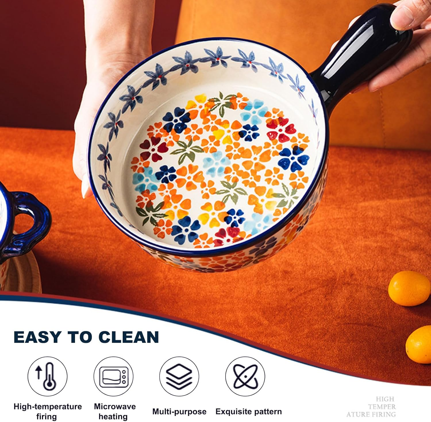 Eine Hand hält eine runde, weiße Keramikschüssel mit blauem Stiel und bunten Blumenmotiven. Text: EASY TO CLEAN.