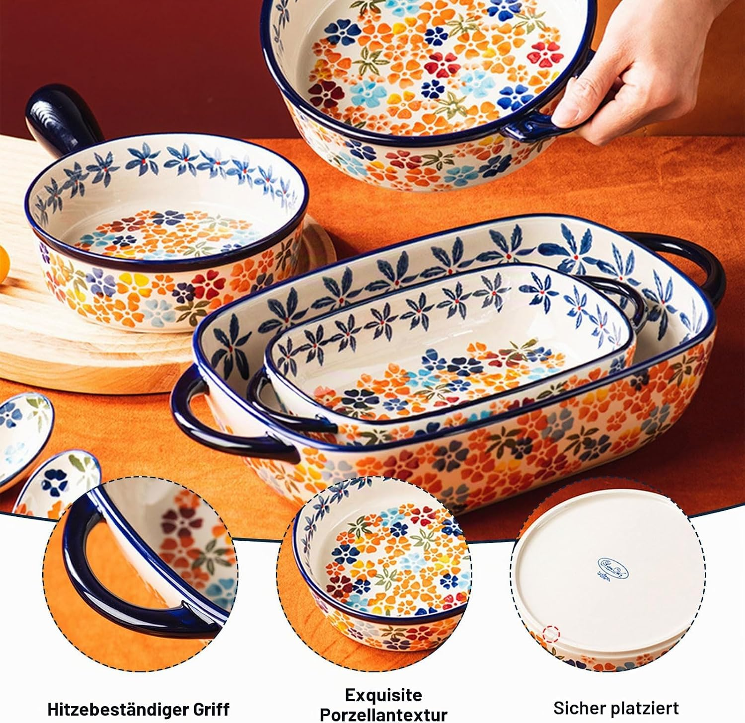 Verschiedene Keramikschüsseln und -auflaufformen mit bunten Blumenmustern und blauen Rändern auf orangem Untergrund.