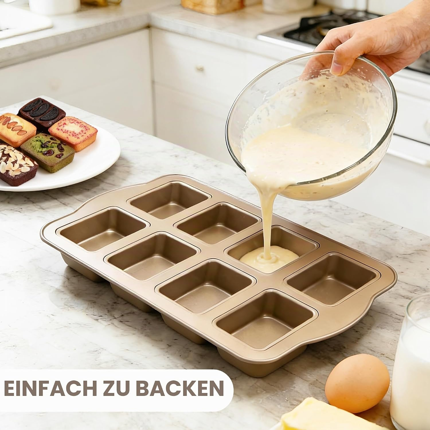 Teig wird aus einer Schüssel in eine goldene Backform mit mehreren Fächern gegossen.