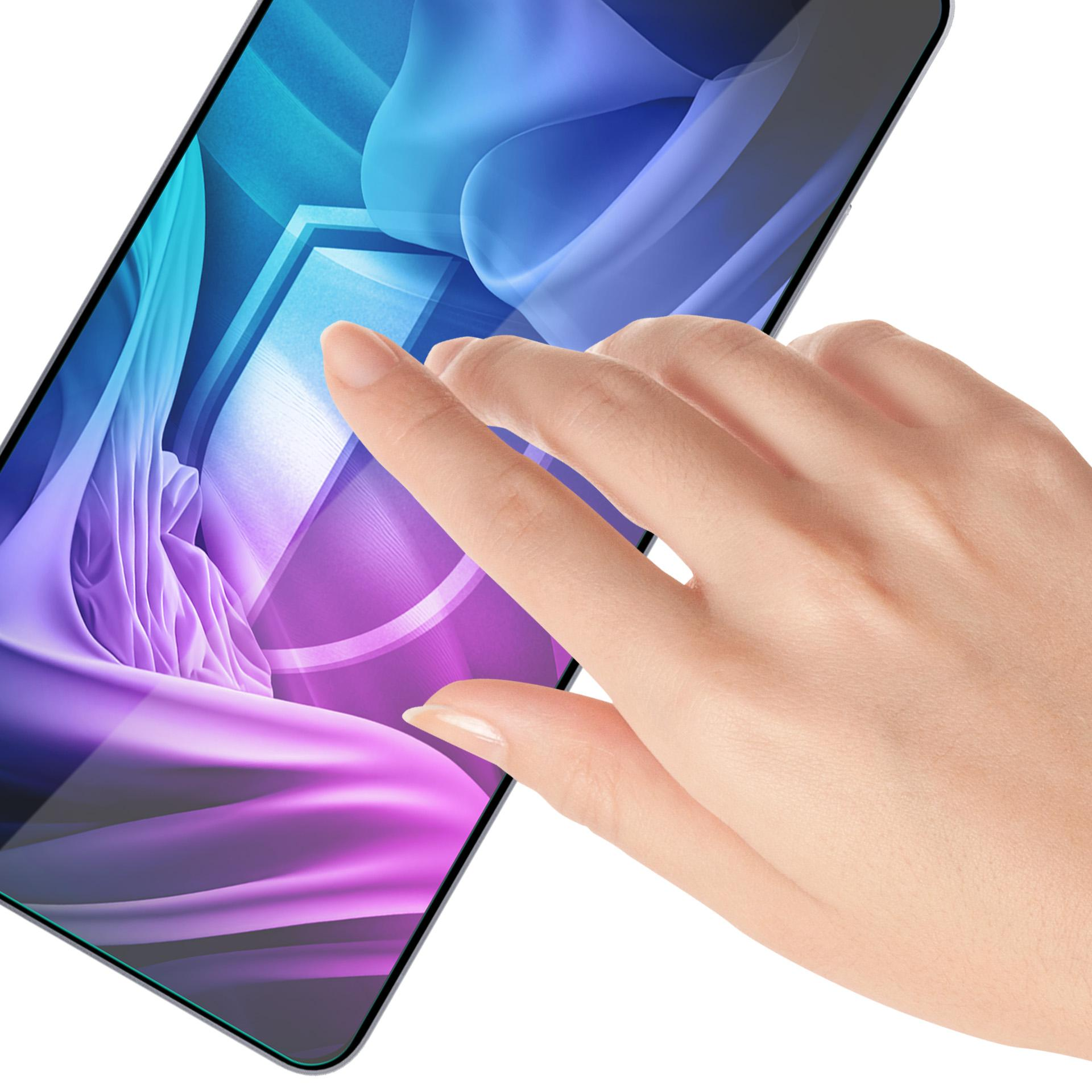 Una mano tocca lo schermo blu e viola di uno smartphone su sfondo bianco.