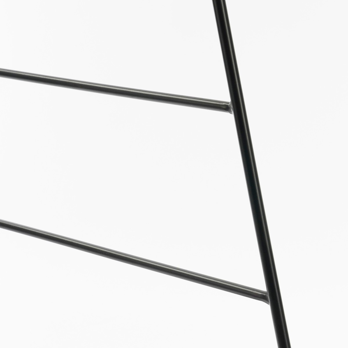 Barres métalliques noires sur fond clair.