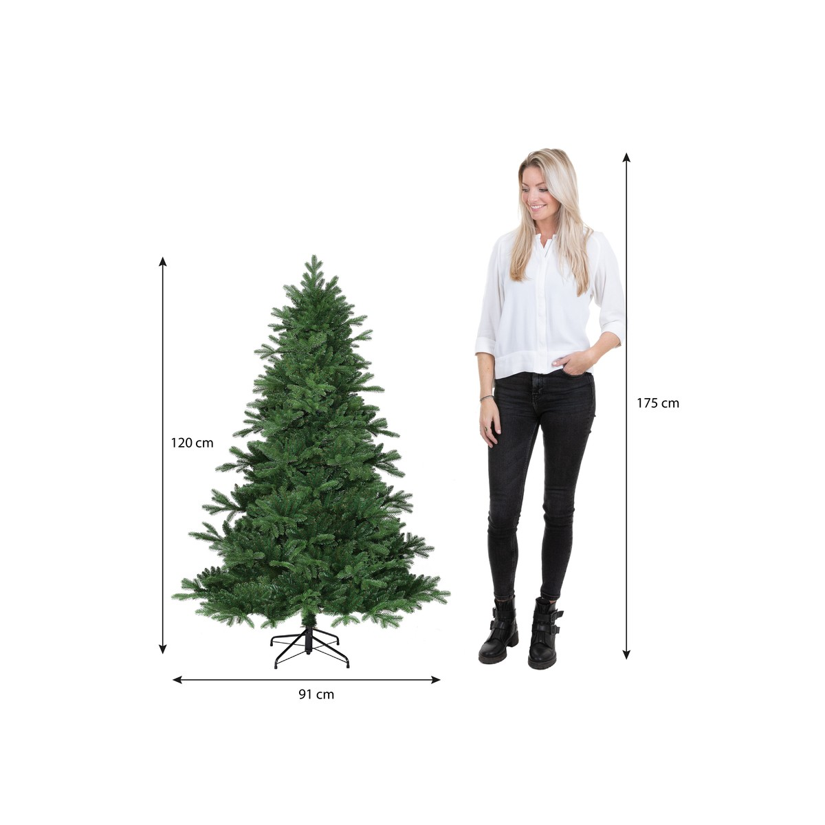 Een vrouw staat naast een kunstkerstboom van 120 cm hoog en 91 cm breed.