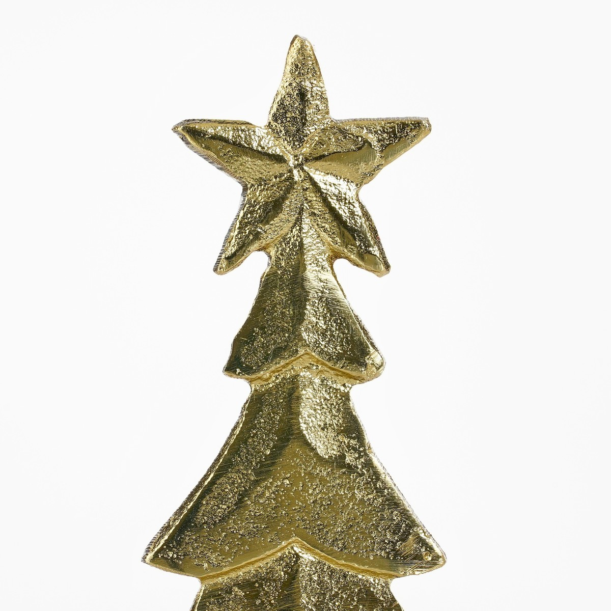 Een gestileerd gouden kerstboomfiguur met een getextureerd oppervlak, bekroond met een ster, tegen een witte achtergrond.