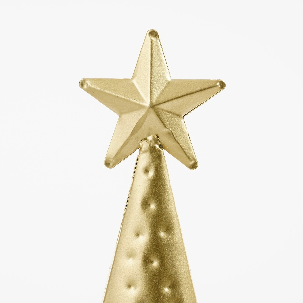 Een gouden kerstster op een conische voet tegen een witte achtergrond.