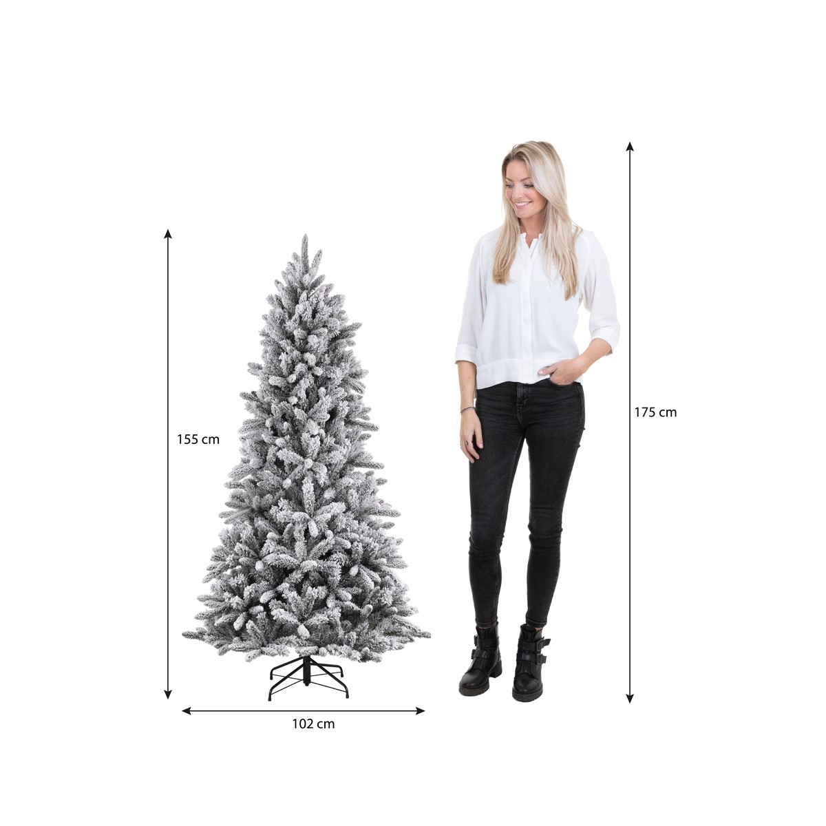 Een vrouw staat naast een kunstmatige, besneeuwde kerstboom, met maatpijlen erbij.