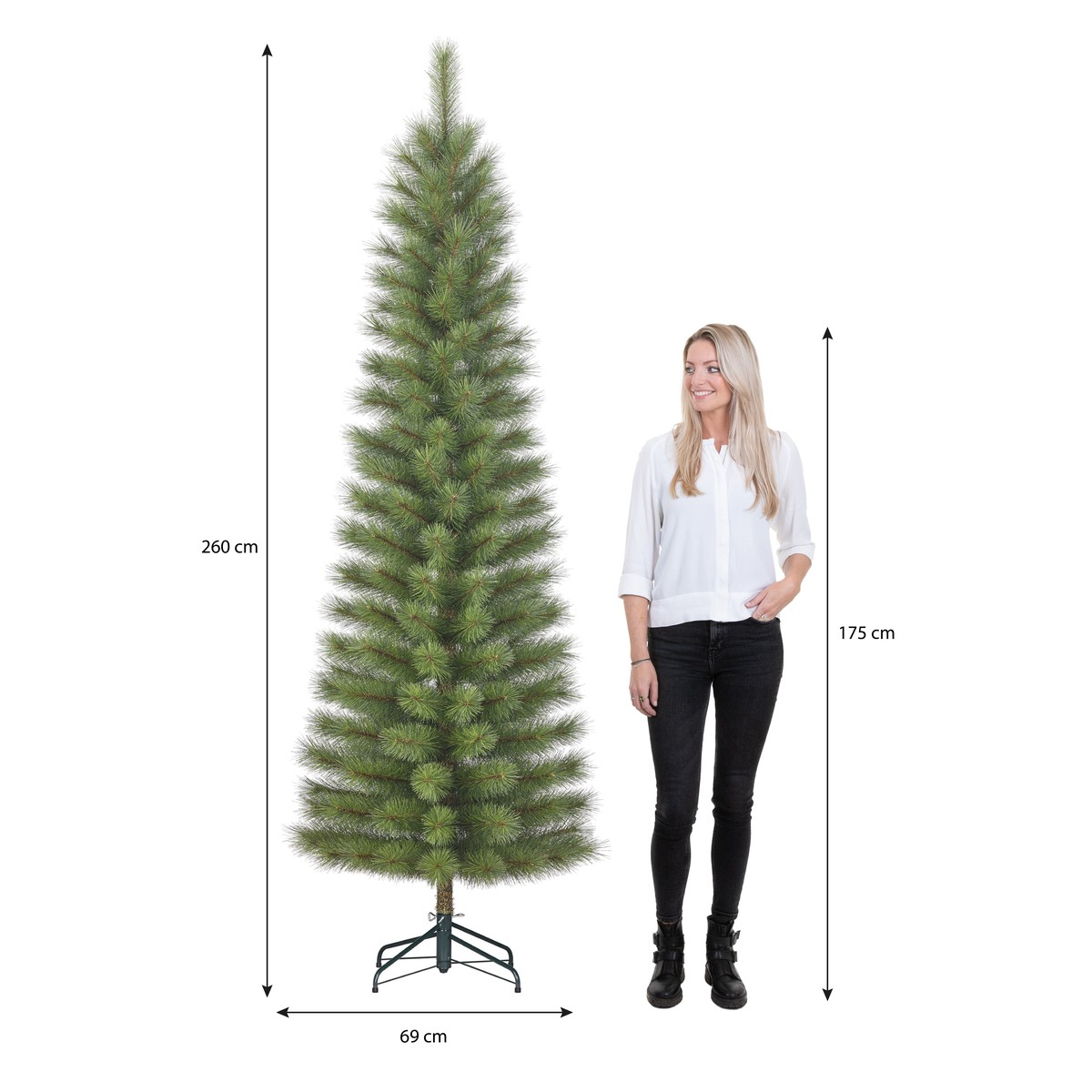Een kunstkerstboom van 260 cm hoog naast een vrouw van 175 cm tegen een witte achtergrond.