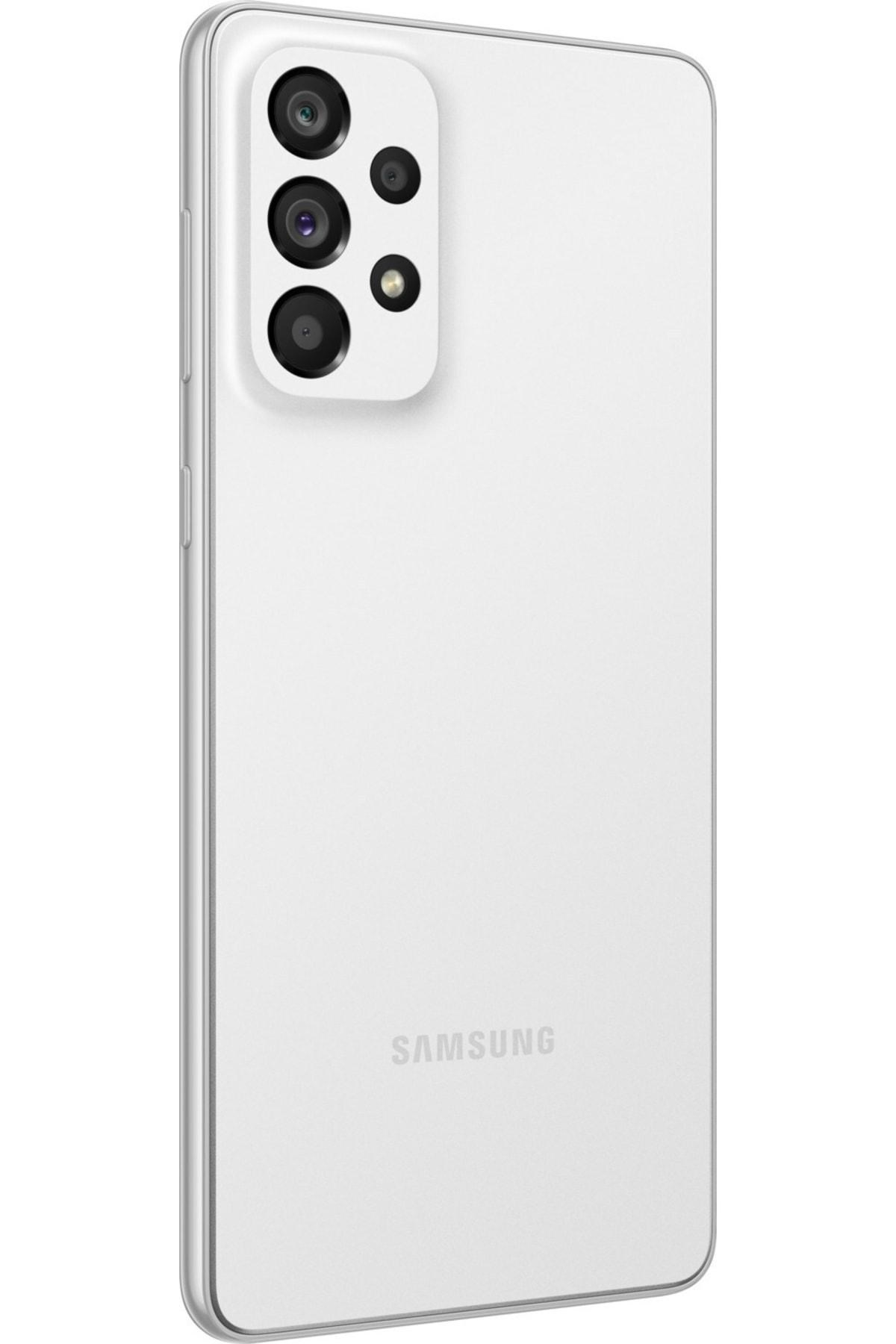 Dört kameralı beyaz bir Samsung akıllı telefonun arka yüzü.