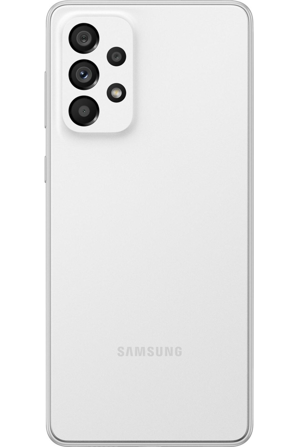 Sol üst köşesinde dört kamera ve altta Samsung logosu bulunan beyaz akıllı telefonun arka yüzü.