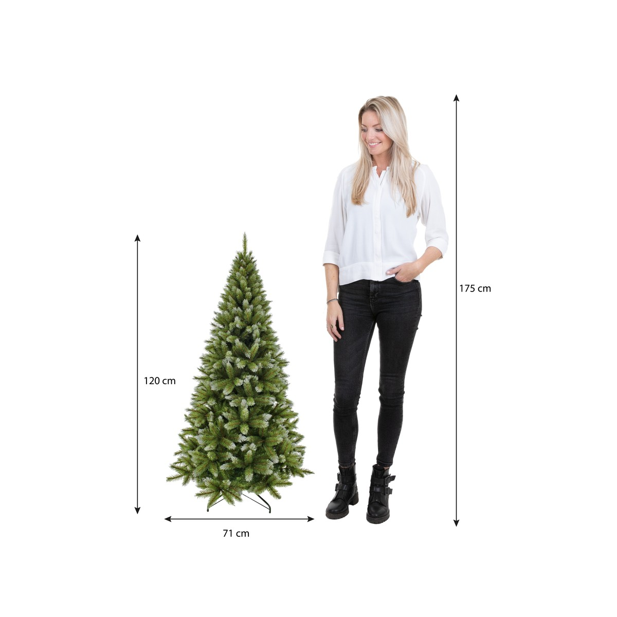 Een vrouw in een witte blouse staat naast een kerstboom van 120 cm met afmetingen.