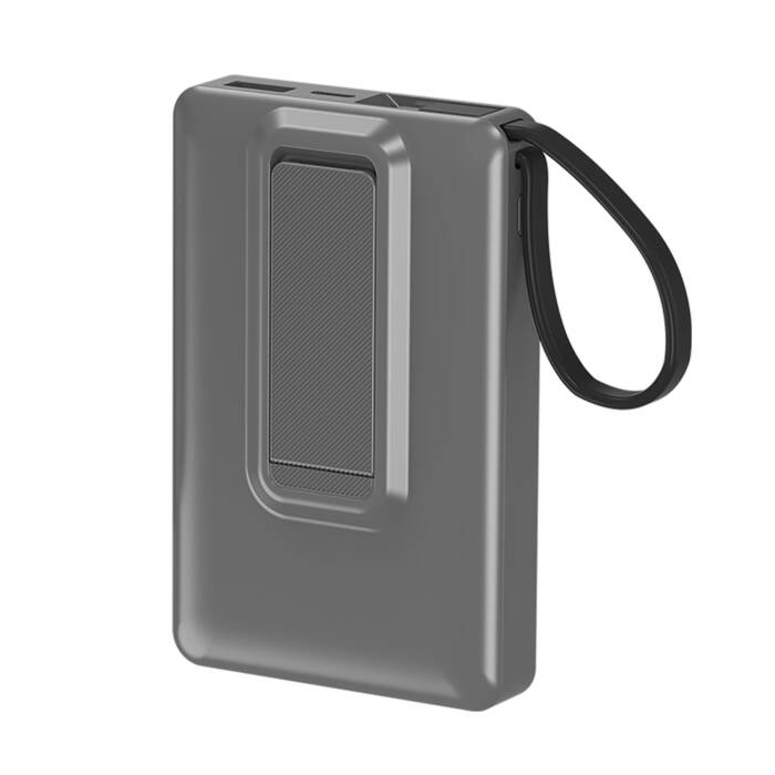 Un power bank grigio con clip e cinturino nero su sfondo bianco.