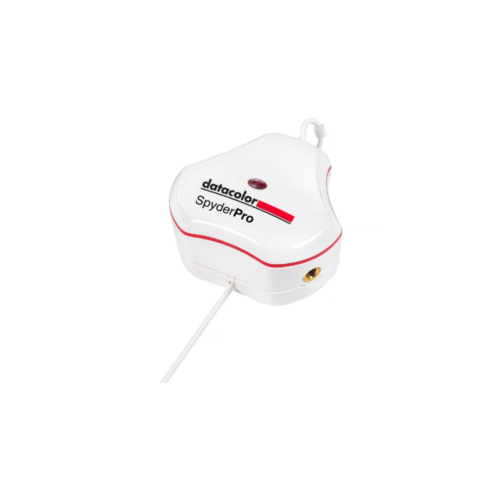 Weißes Datacolor SpyderPro Kalibrierungsgerät mit rotem Rand, roter LED und Kabel auf weißem Hintergrund.
