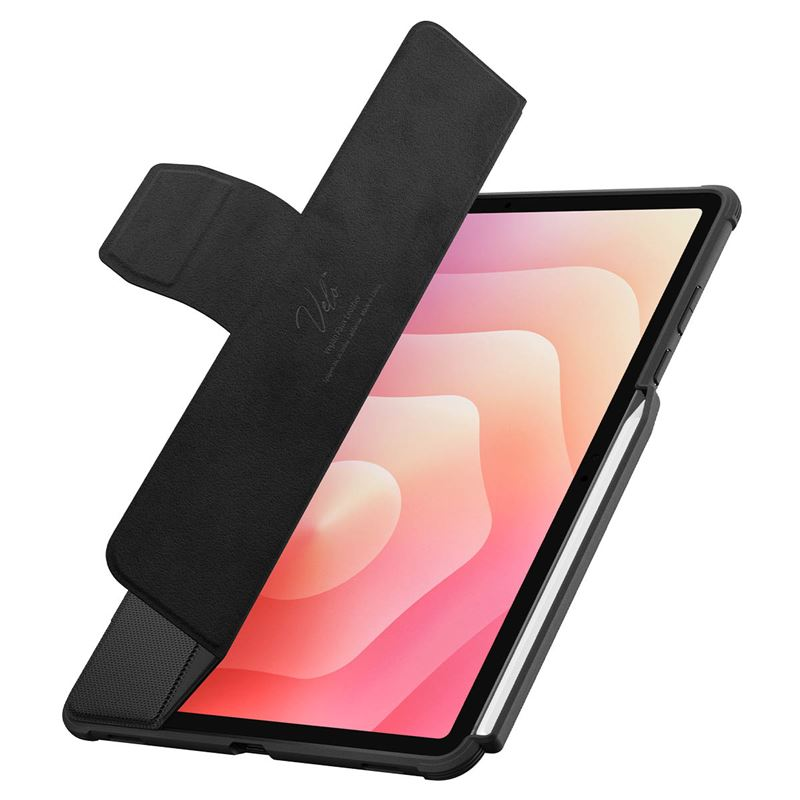Un étui de tablette noir avec un rabat magnétique ouvert, montrant une tablette avec un fond rose et un stylet.