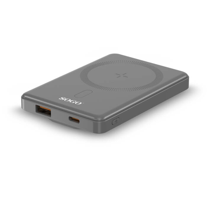 Un power bank Sogo grigio con porte USB e piastra di ricarica wireless su sfondo bianco.