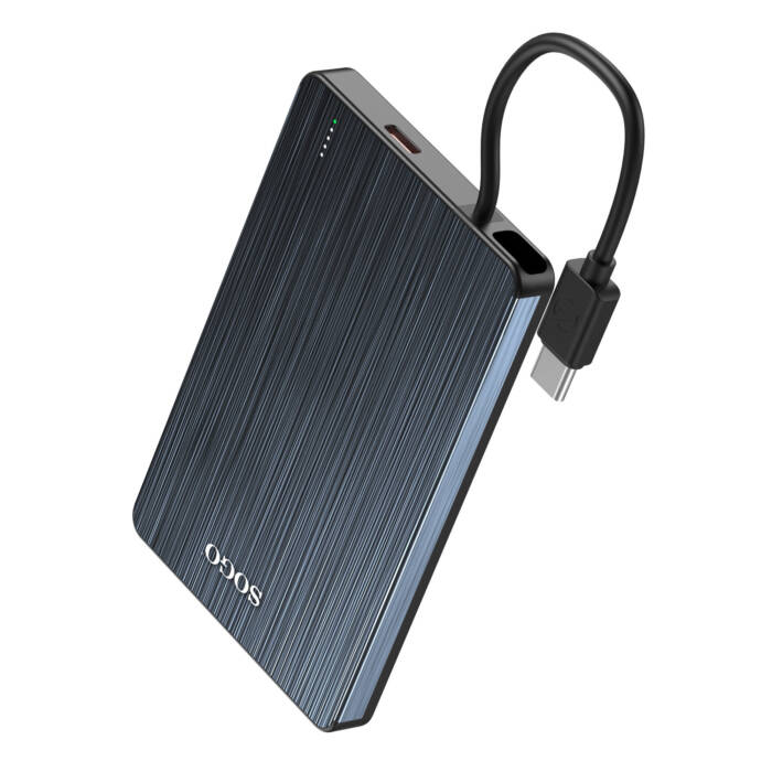 Un power bank in metallo spazzolato nero con cavo USB-C collegato su sfondo bianco.