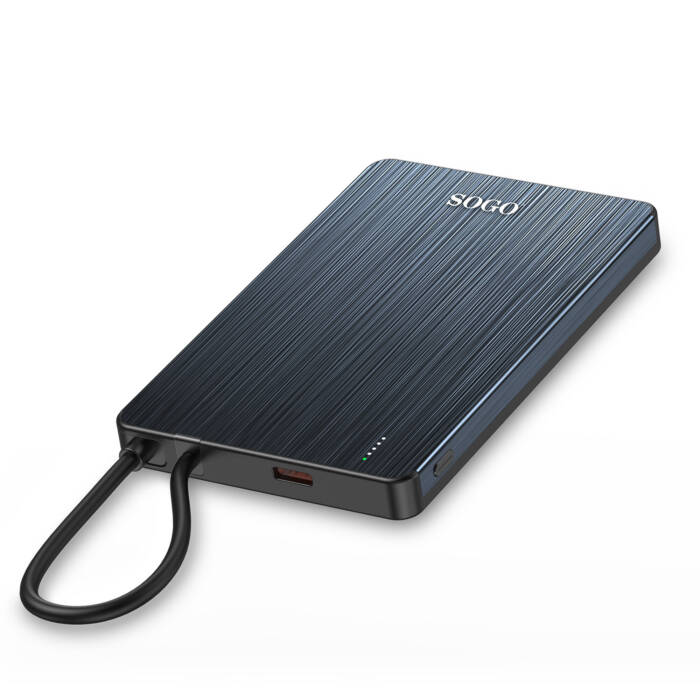Power bank SOGO blu con finitura spazzolata e cavo di ricarica nero collegato su sfondo bianco.