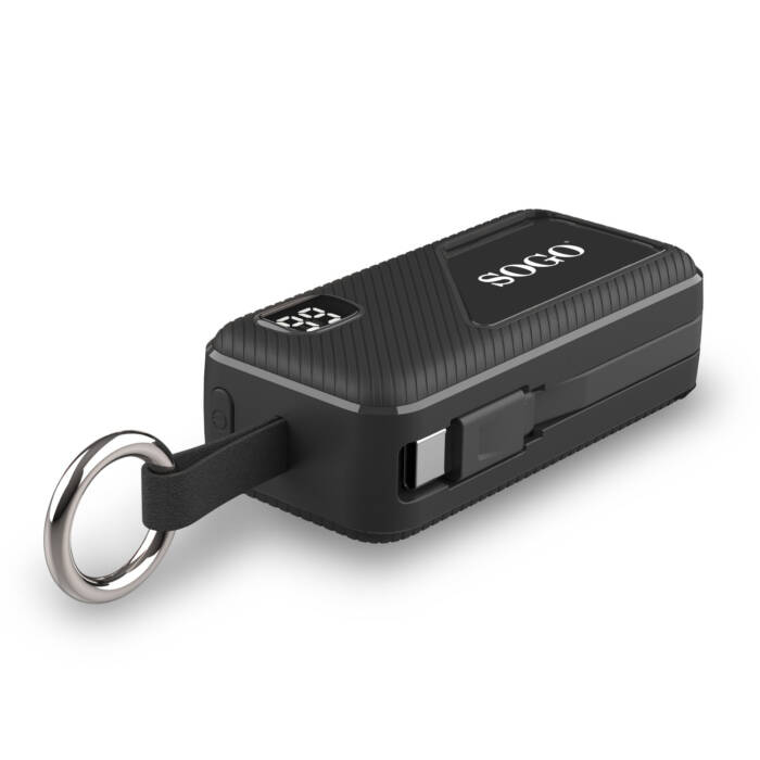 Mini power bank portatile nero di SOGO con display LED, cavi integrati e un anello portachiavi argento.